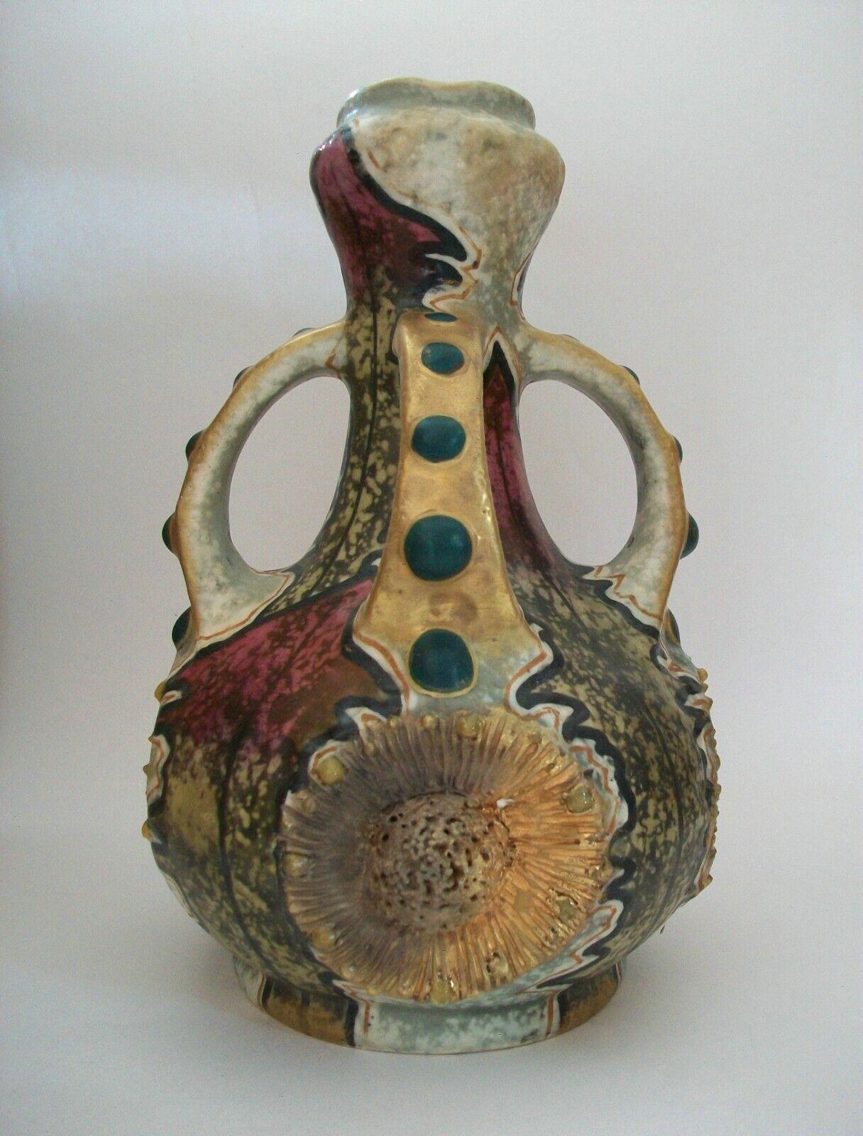 Riessner, Stellmacher & Kessel - Imperial Amphora - Jugendstil-Keramikvase mit geprägten Sonnenblumen, gemalten Blättern und applizierten 'Juwelen' - signiert auf dem Sockel - Österreich - um 1900.

Hervorragender antiker Zustand - kleine