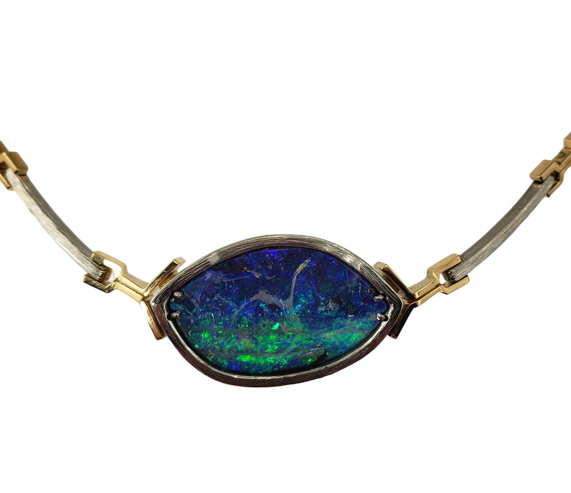 Collana Riethmann in oro bicolore e opale nera 18 carati.

Questa splendida collana presenta una gemma di opale nero incastonata su una catena a maglie in oro bianco e giallo 18 carati.  

Larghezza: 19 mm.

Dimensioni: 17 pollici

Peso: 26,6