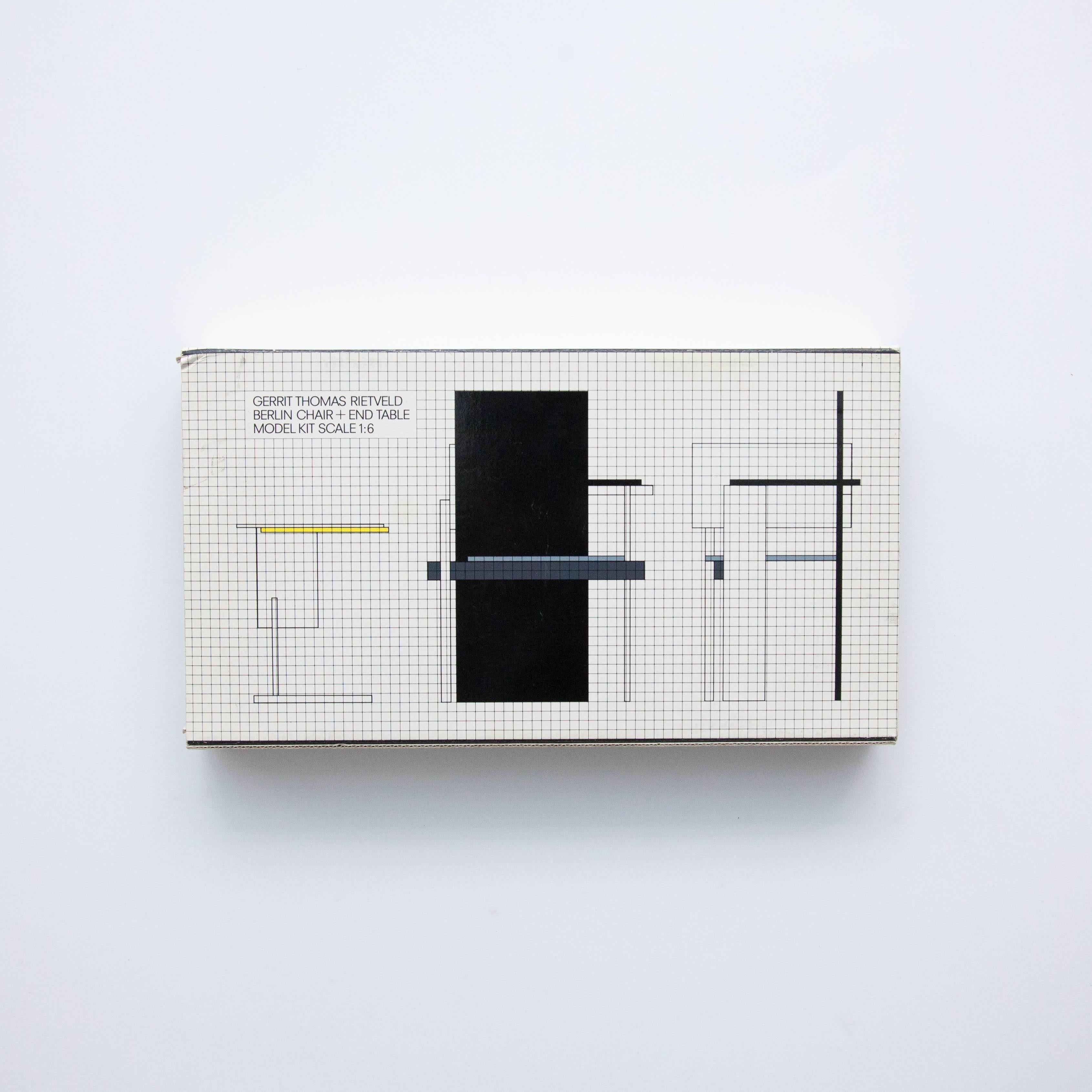 Scale model kit of the Berlin chair and end table.
Manufactured in Holland in 1985.

It consists of parts of quality wood with little paints. In 1/6 scale. Included a manual with instructions.

In good original condition with minor wear