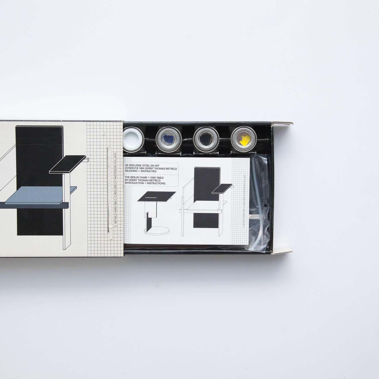 Modell-Spielzeug „Berliner Stuhl und Beistelltisch“ von Rietveld, 1985 (Moderne der Mitte des Jahrhunderts) im Angebot