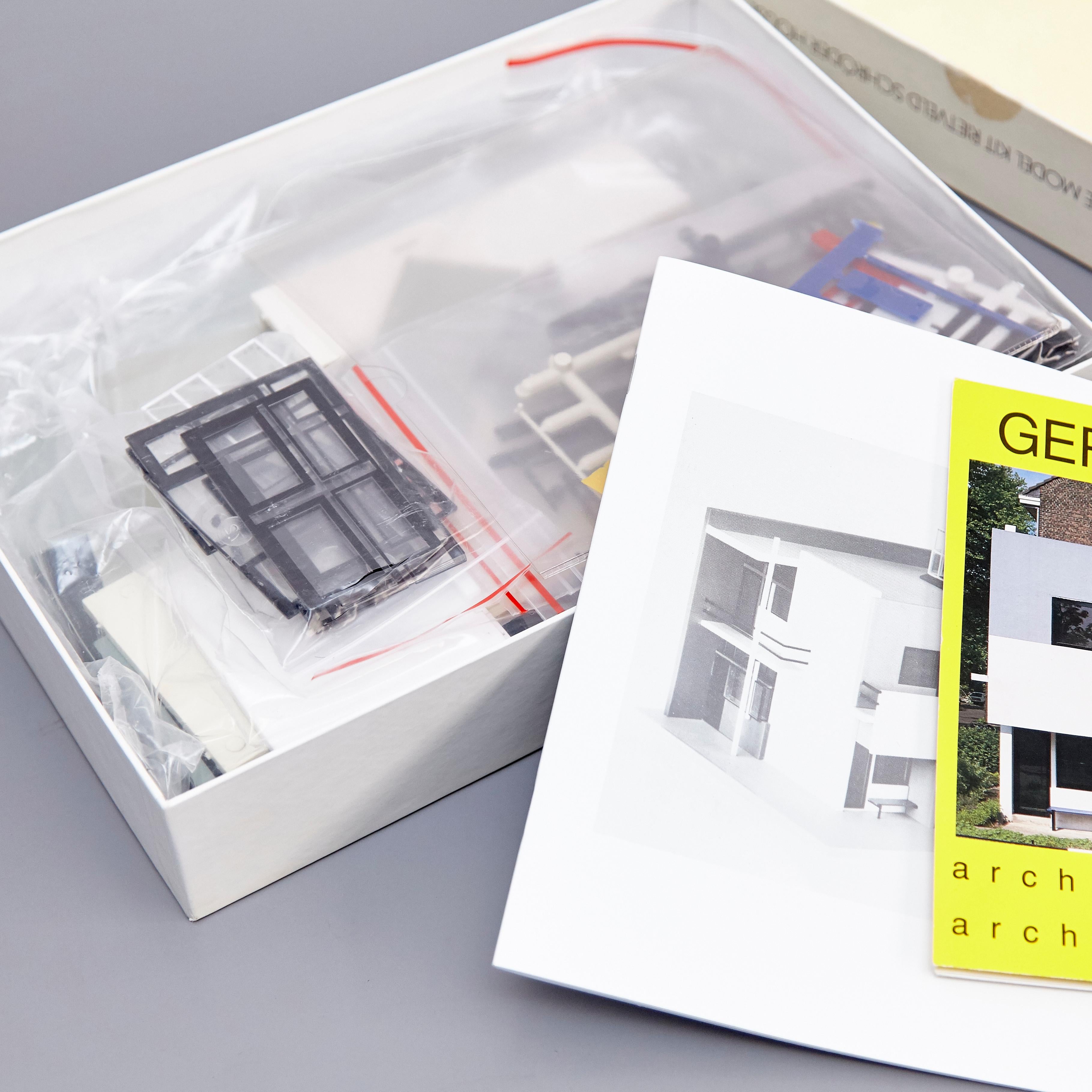 Plastic scale model kit of the Rietveld Schröder House.
Manufactured in Netherlands in 1987.

It consists of 93 parts of quality ABS plastic in the original colors: red, blue, yellow, white, black and 5 shades of grey and transparent, in 1/50