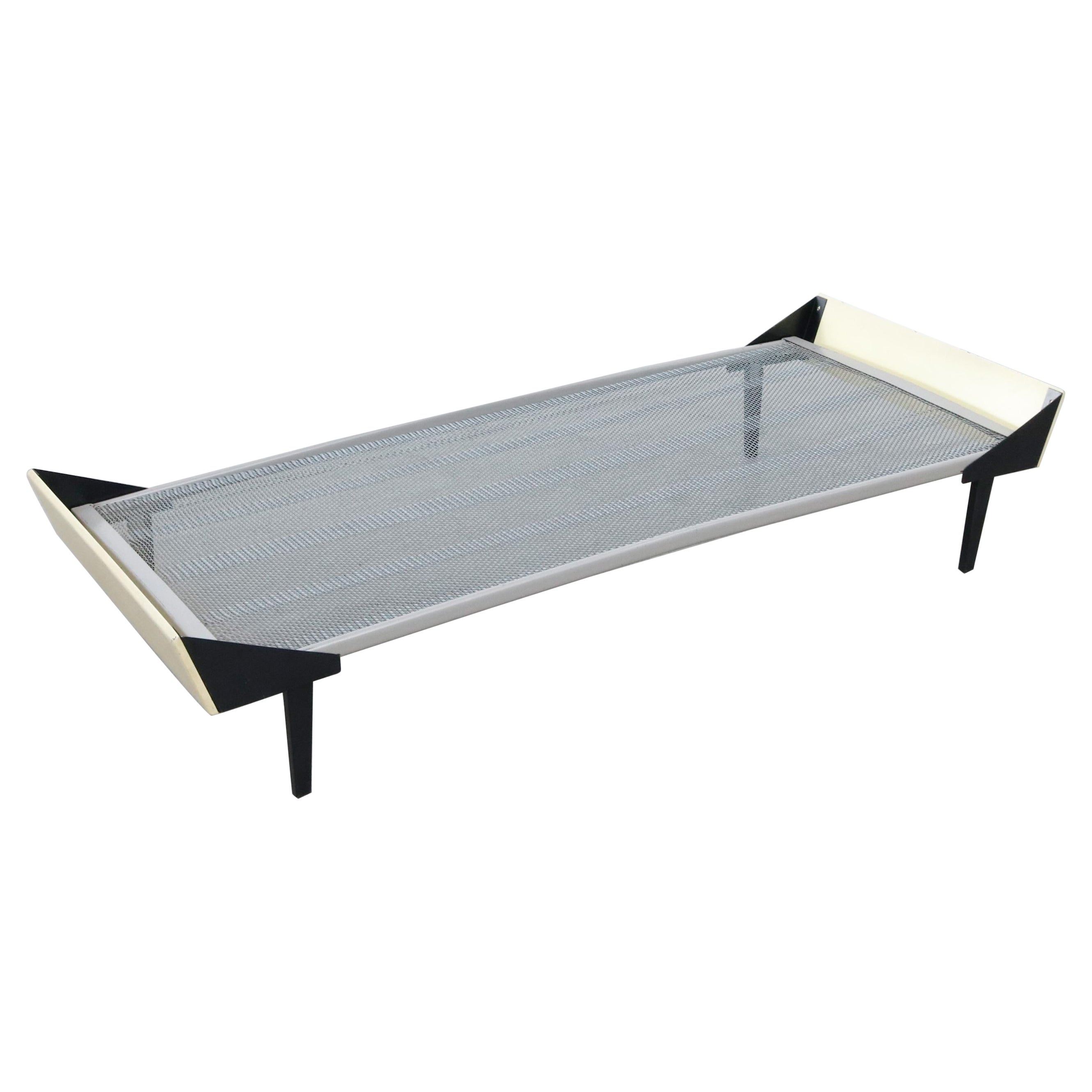 Sofá-cama estilo Rietveld de madera teñida de amarillo claro y esmaltado negro con colchón mediados del siglo XX en venta