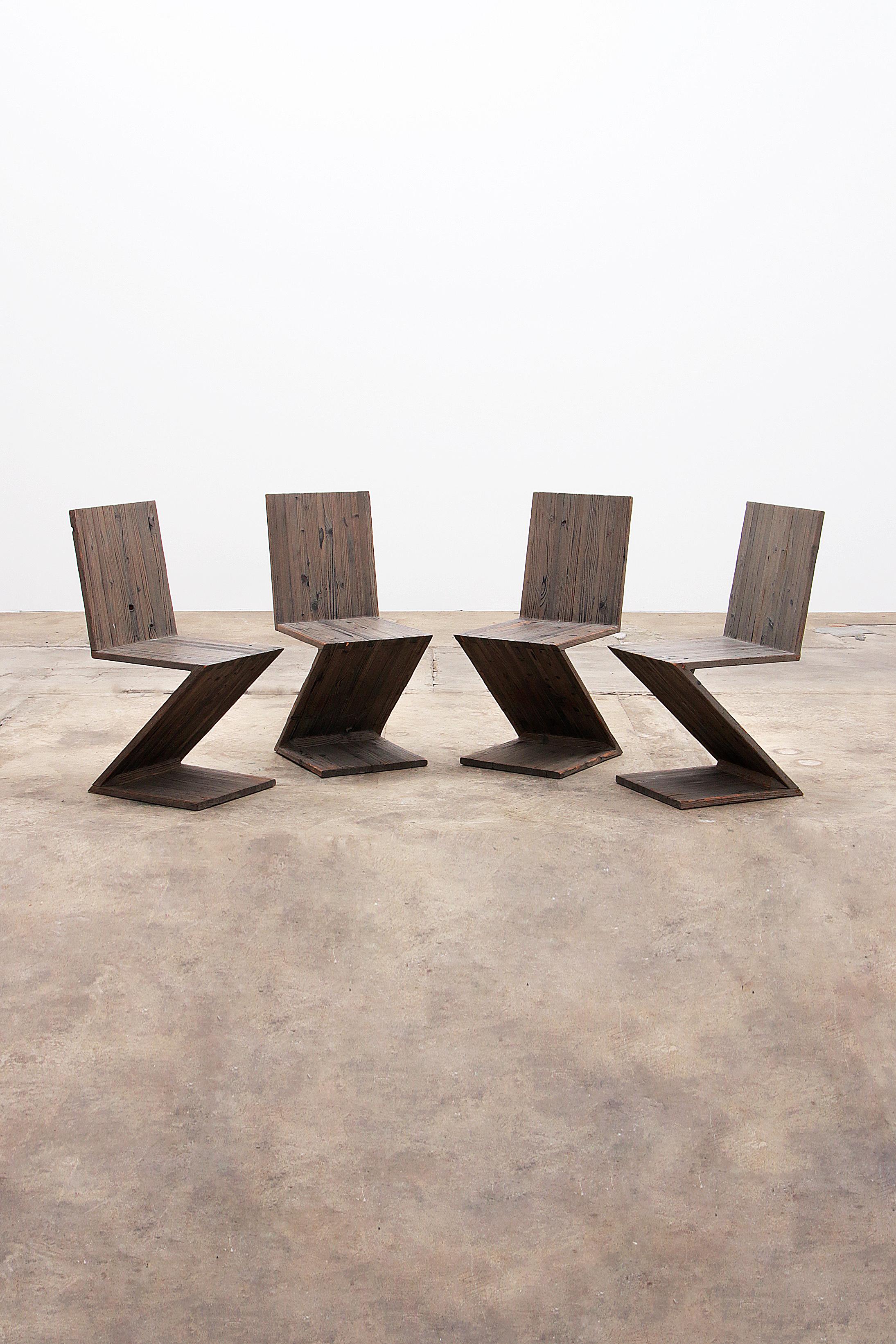Entdecken Sie den ikonischen Rietveld Zigzag Chair, ein Meisterwerk des niederländischen Designs, das seit 1934 die Inneneinrichtung weltweit bereichert. 
Diese Sonderausgabe wurde für eine Künstlerfamilie entwickelt und bietet einen tieferen Sitz