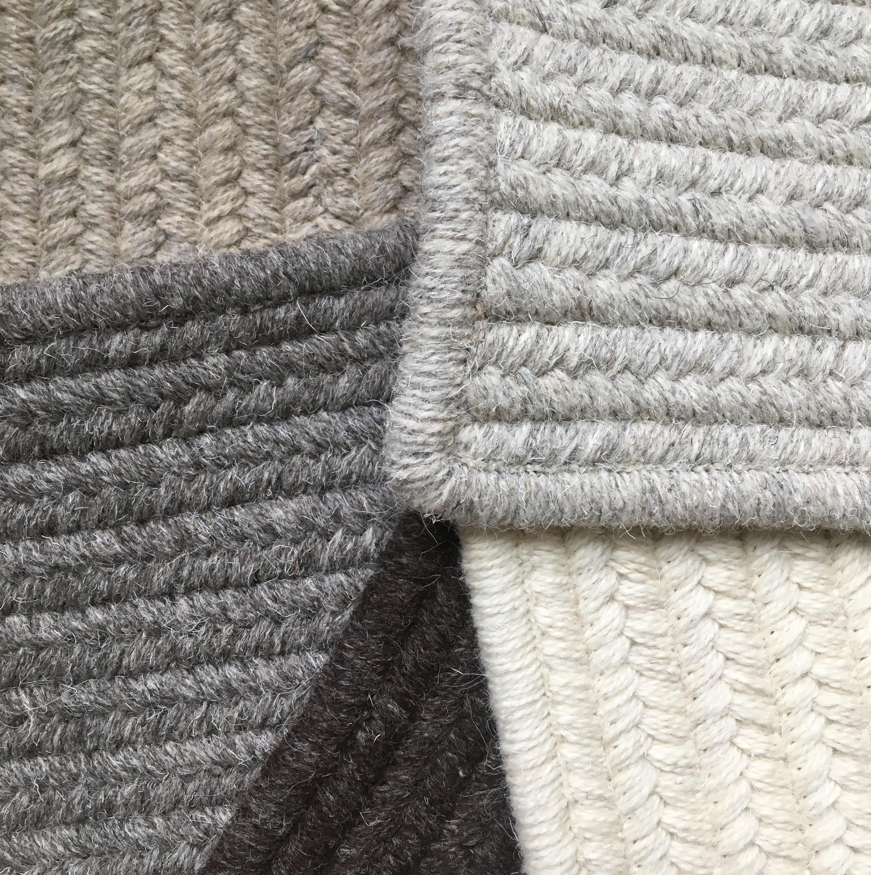 Riff-Teppich von Souda, 4x6 Fuß, Naturwolle, Dunkelgrau, Riff (21. Jahrhundert und zeitgenössisch) im Angebot