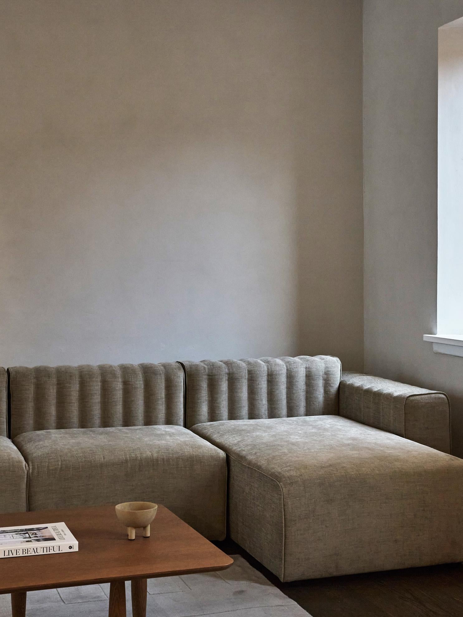 Riff sofa von Kristian Sofus Hansen & Tommy Hyldahl für Nor11

Aufbau präsentiert: ( 1 x rechter Arm / 1 x Mitte / 1 x Chaiselongue):
Abmessungen: B. 290 cm / T. 152 cm / H. 70 cm / Sitzfläche H. 40,5 cm
Stoff: Nina Leinen Fb. 02
 
Modulares Sofa: