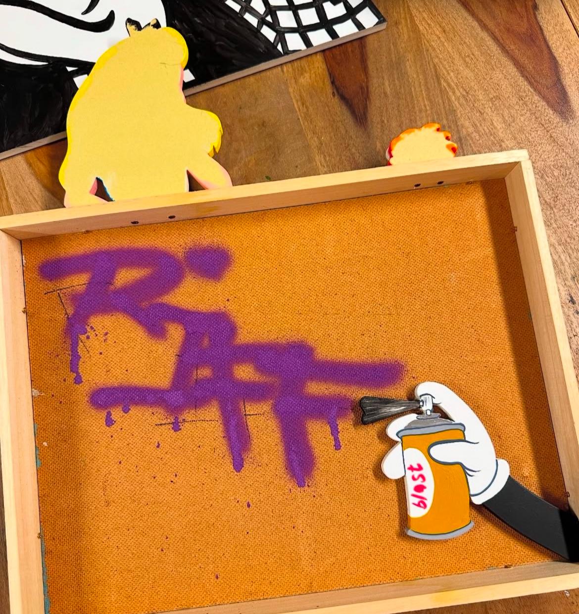 Se trata de una obra de arte recortada y pintada a mano por el artista italiano Riffblast. Está firmada al dorso como obra de arte original lista para colgar con marco. 