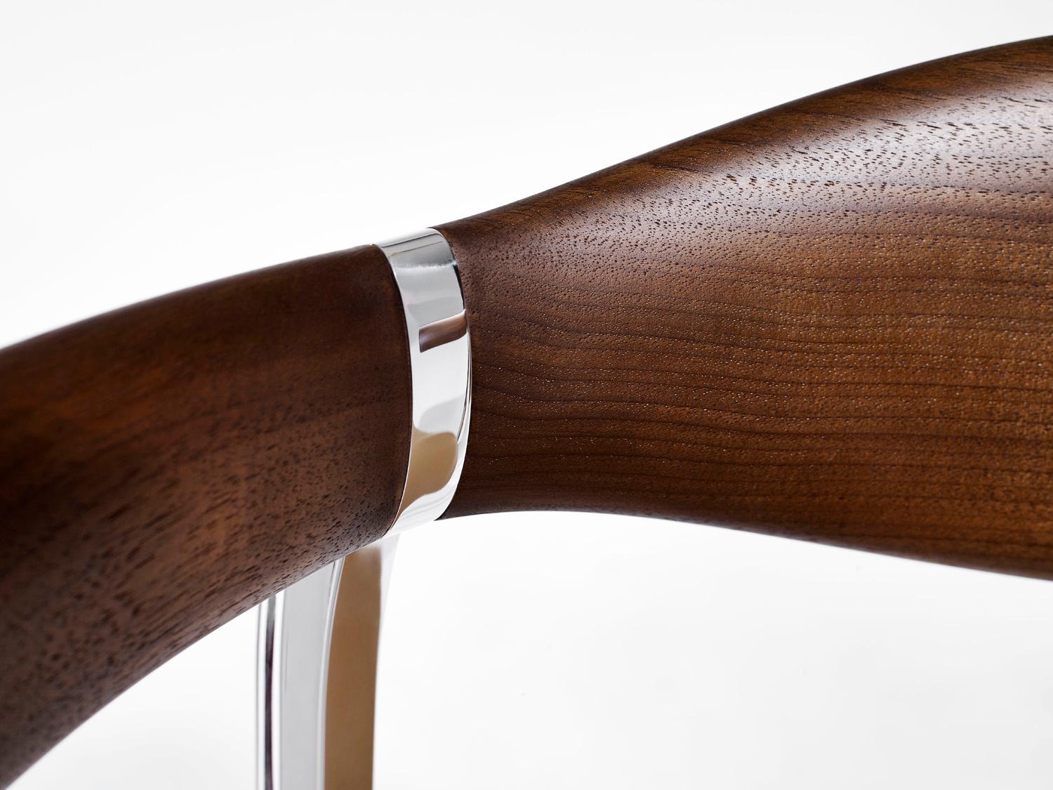 Der Barhocker Rifle ist aus Nussbaumholz, gebürstetem Messing und poliertem Aluminium gefertigt und verfügt über eine verstellbare Sitzhöhe, die ihn ideal für Ihre Hausbar macht.

Die geschwungene Sitzfläche des Stuhls und die markanten