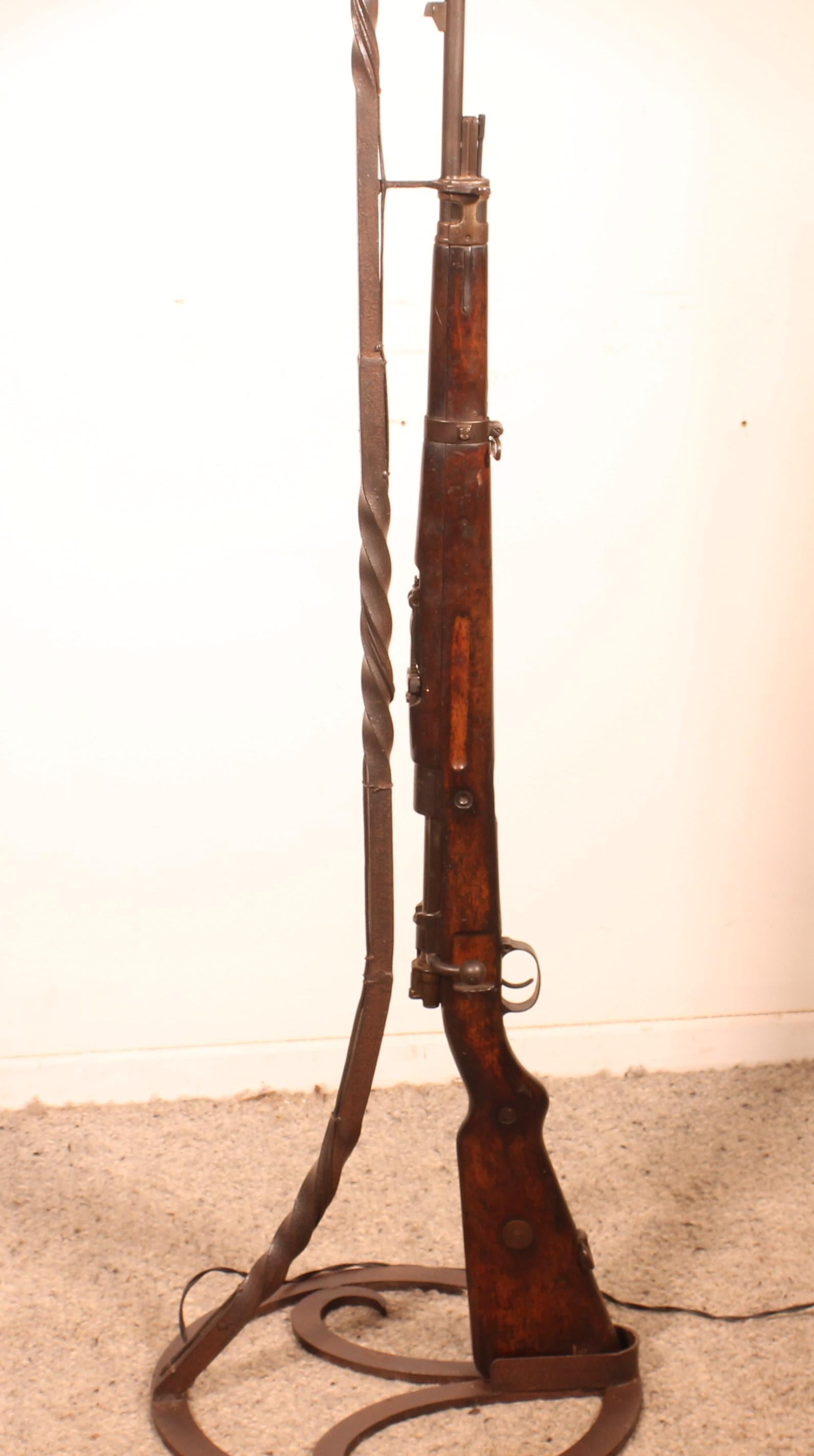floor lamp with a wrought iron base and an infantry rifle from the early 20th century and a lampshade
Original and unique piece formed with a very beautiful wrought iron base as well as an infantry rifle from the Ceskoslovenska brand (see model in