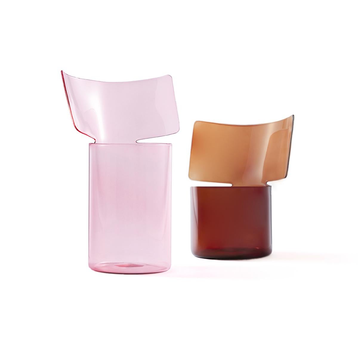 Riflessi ist ein Projekt von Böjte - Bottari für Paola C. aus dem Jahr 2017.
Diese Vase aus mundgeblasenem, bernsteinfarbenem Borosilikatglas ist für alle Arten von Blumen geeignet. Die Kollektion umfasst zwei Formate (niedrig oder hoch) und drei