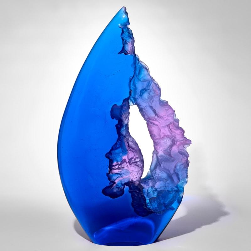 'Rift I' è una scultura in vetro unica nel suo genere creata dall'artista britannico Wayne Charmer.
Nelle parole dell'artista;

