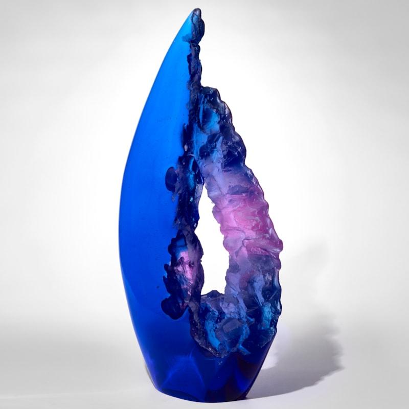 Organico moderno Rift I, una scultura astratta in vetro fuso blu e viola di Wayne Charmer in vendita