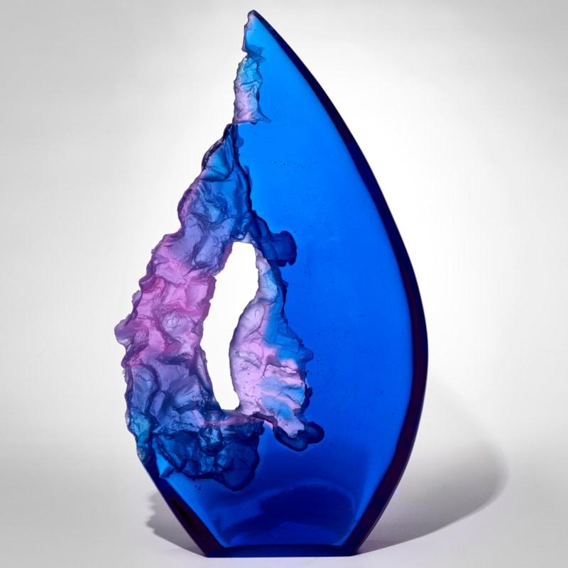Britannico Rift I, una scultura astratta in vetro fuso blu e viola di Wayne Charmer in vendita