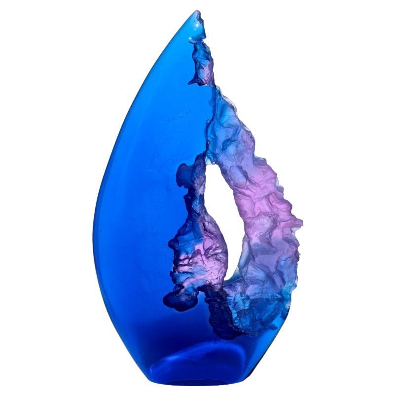 Rift I, una scultura astratta in vetro fuso blu e viola di Wayne Charmer