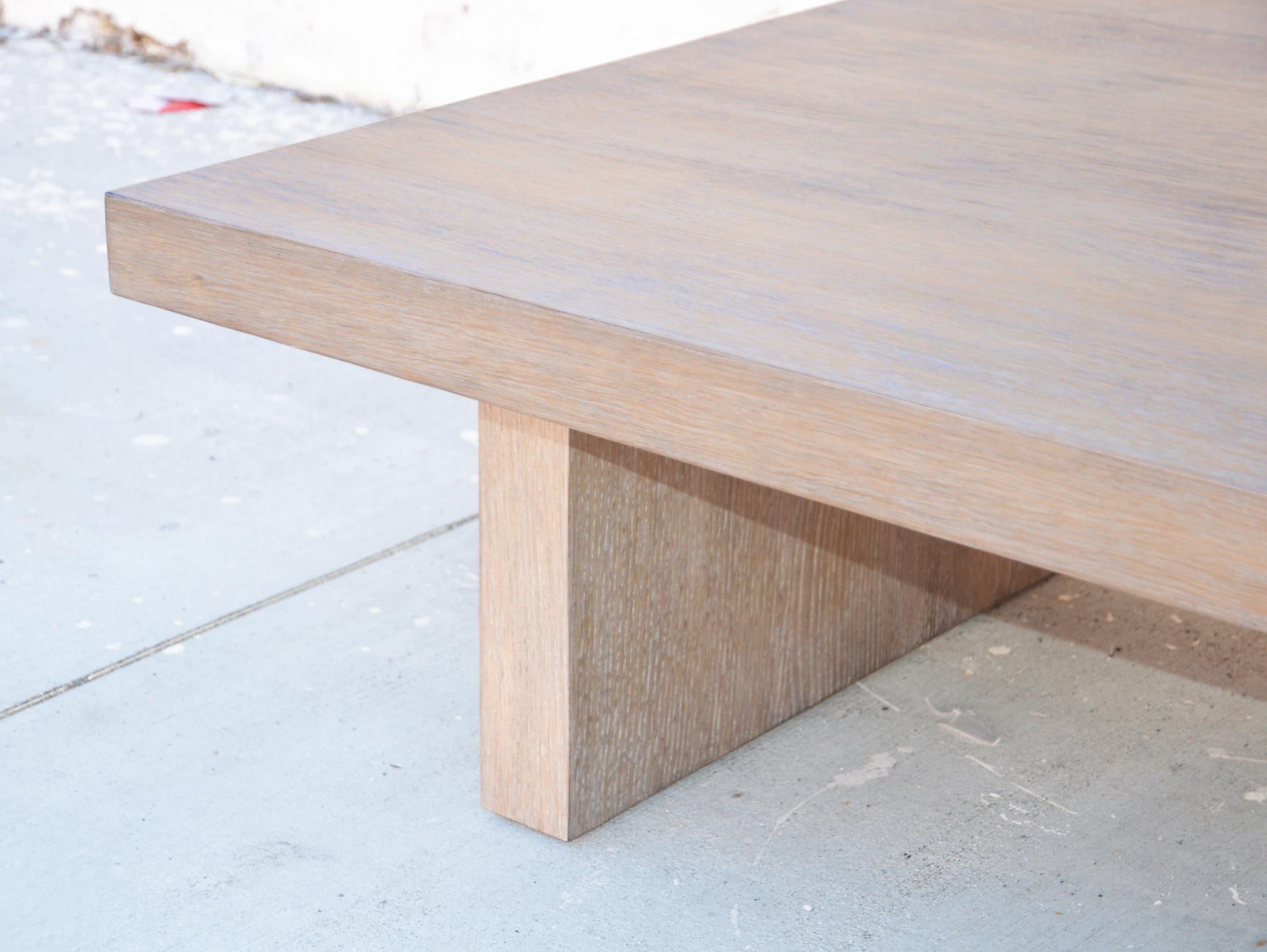 Table basse Nola en chêne brut, fabriquée sur commande par Petersen Antiques Neuf - En vente à Los Angeles, CA