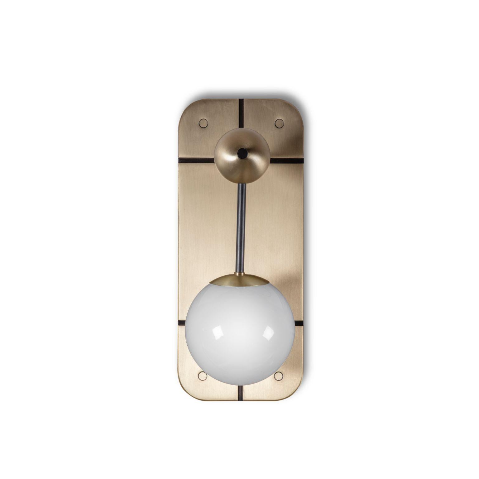 Lampada da parete Rift di Bert Frank
Dimensioni: 36 x 15 x 15,5 cm
Materiali: Ottone spazzolato, dettagli in bronzo scuro, vetro opalino

Quando Adam Yeats e Robbie Llewellyn hanno fondato Bert Frank nel 2013, si è trattato di un incontro di