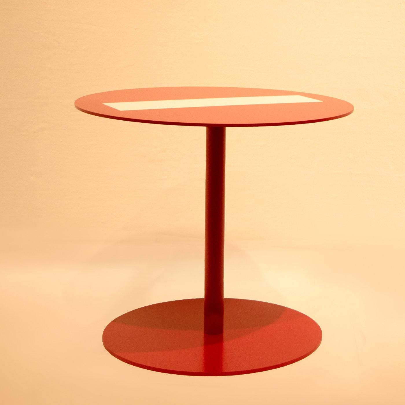 Pièce d'appoint parfaite pour ajouter un attrait artistique et du caractère à n'importe quelle pièce, cette table basse originale présente une base à piédestal en fer rouge vif et un plateau rond reproduisant un panneau routier 