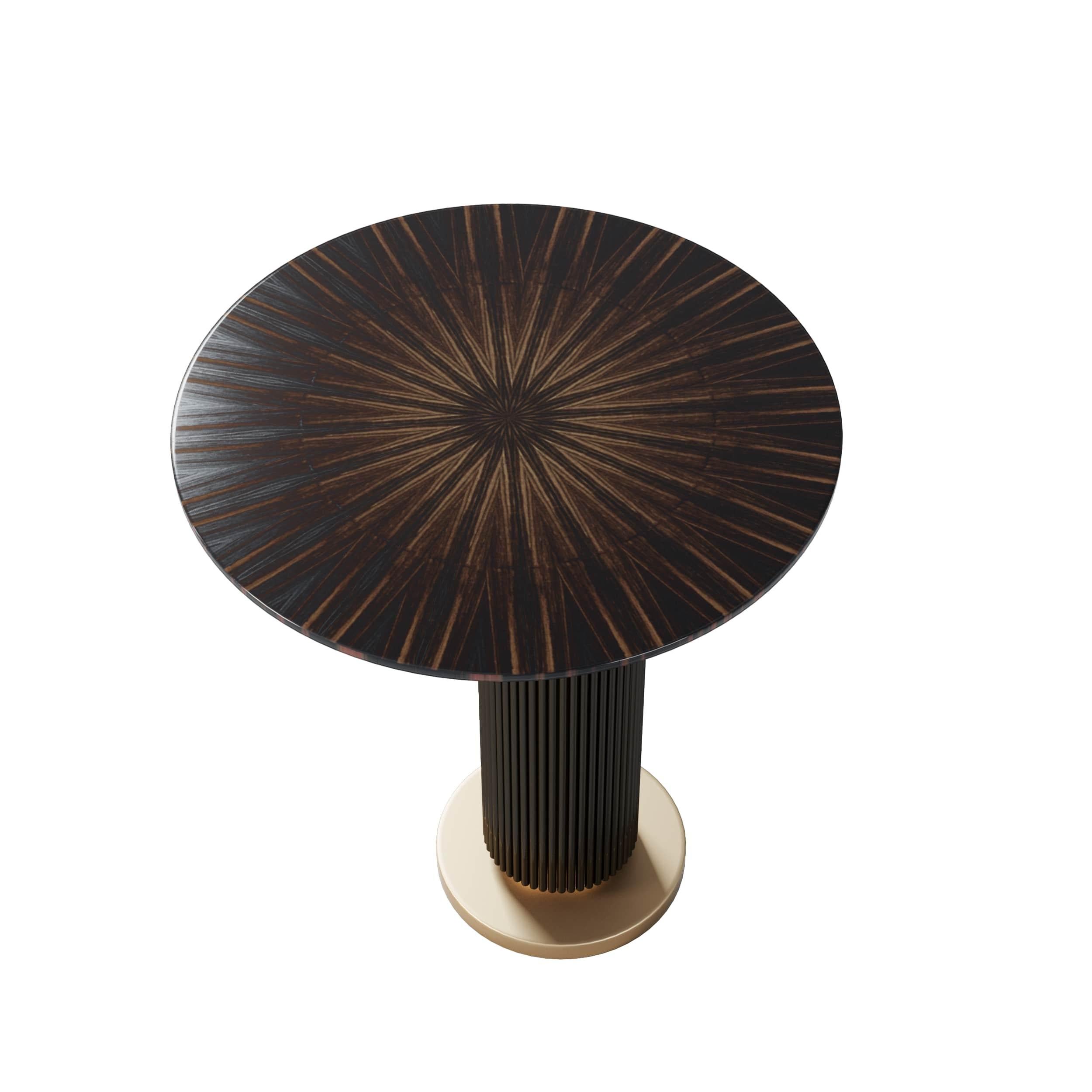 Uno studio sull'equilibrio e sul contrasto dei materiali, questo tavolino combina il calore del legno con la sottile eleganza dell'ottone spazzolato. Il suo design è definito da una gamba circolare scanalata che sostiene un piano rotondo. La dualità