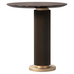Mesa auxiliar Riga con estructura de madera y detalles de latón ahumado