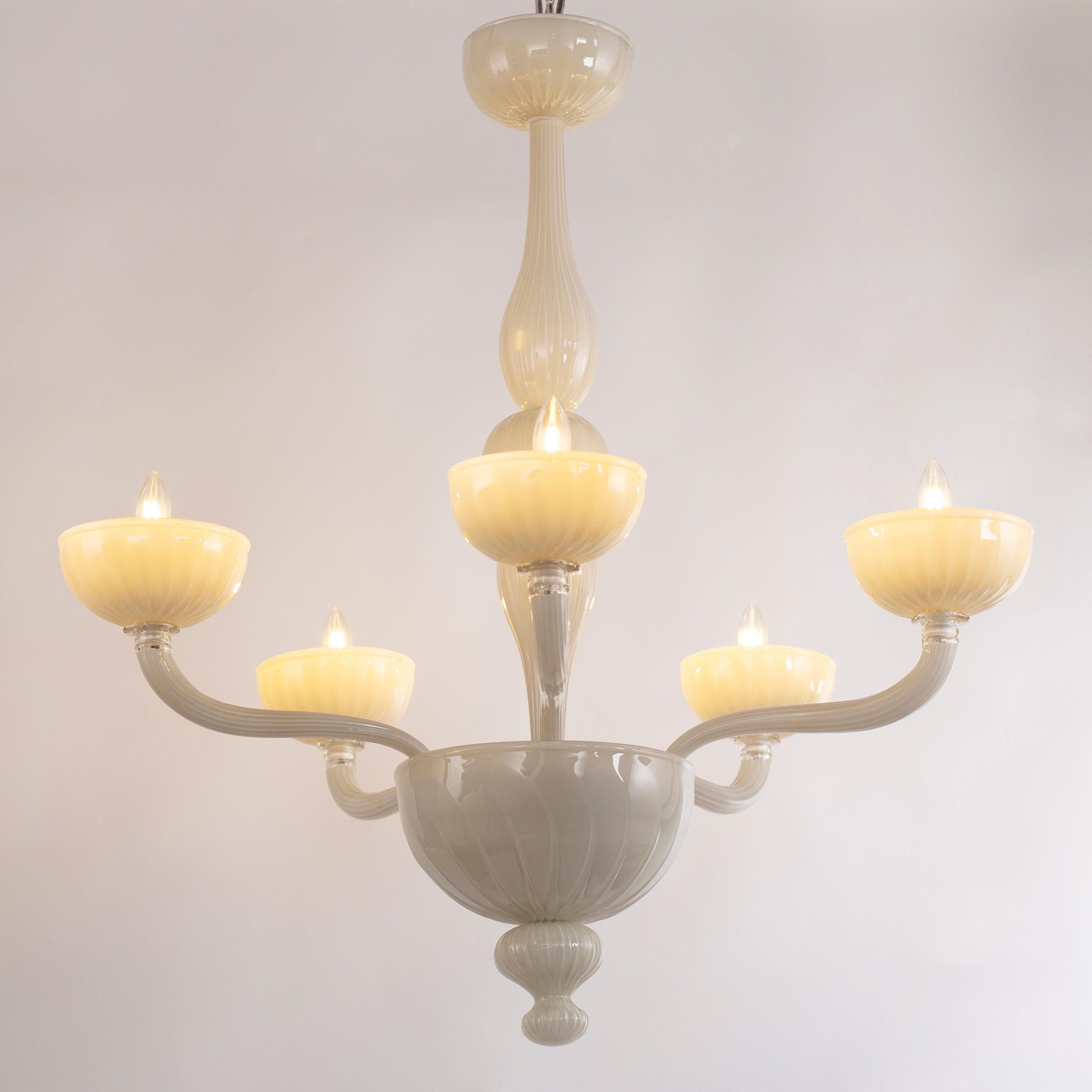 Edgar chandelier, 5 lights, Ivory encased rigadin Murano glass by Multiforme
Edgar Murano glass chandelier is one of those chandeliers in our collections that stands out thanks to its harmonious and balanced shapes. We have designed a chandelier