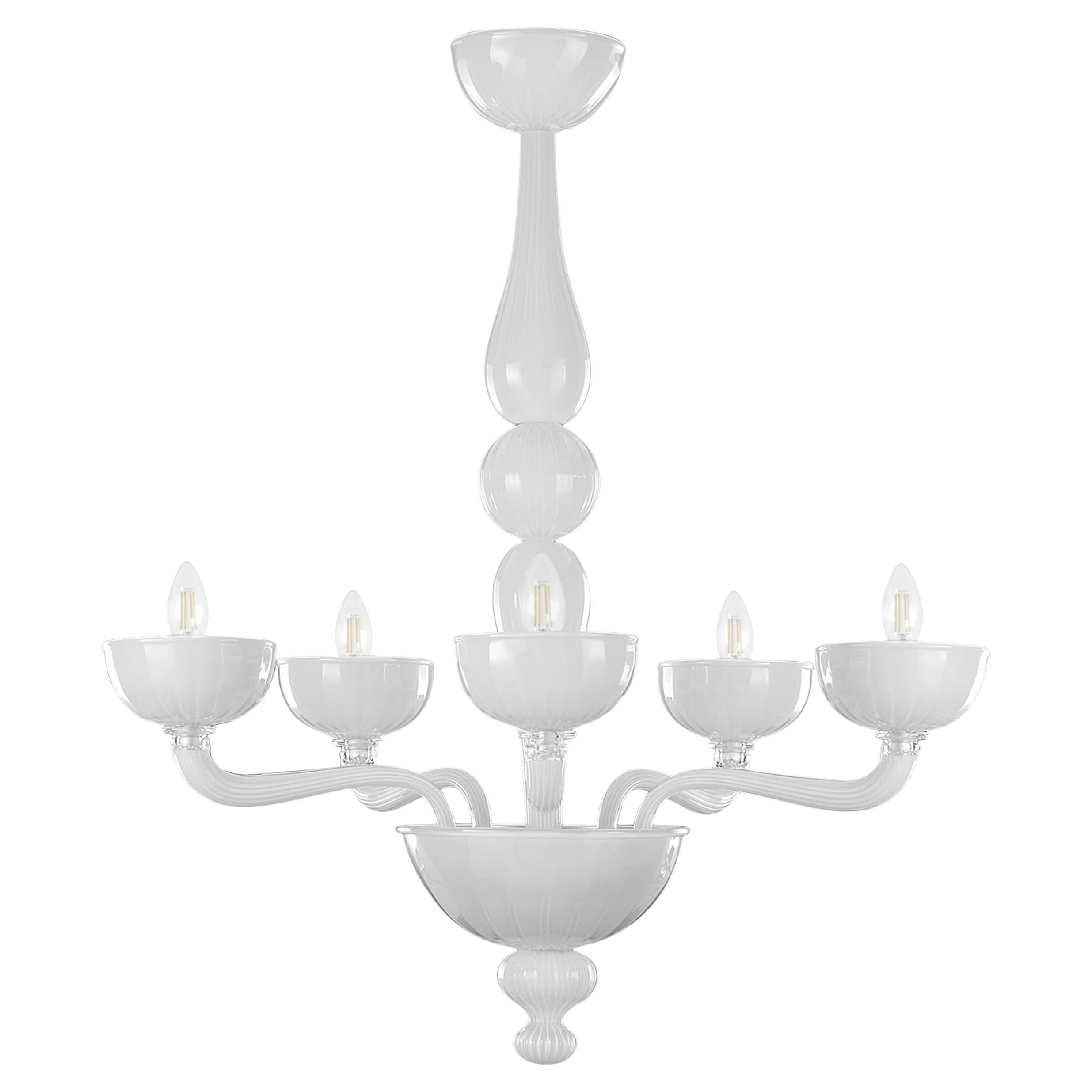 Rigadin-Kronleuchter mit 5 Armen aus weißem Muranoglas Edgar von Multiforme im Angebot