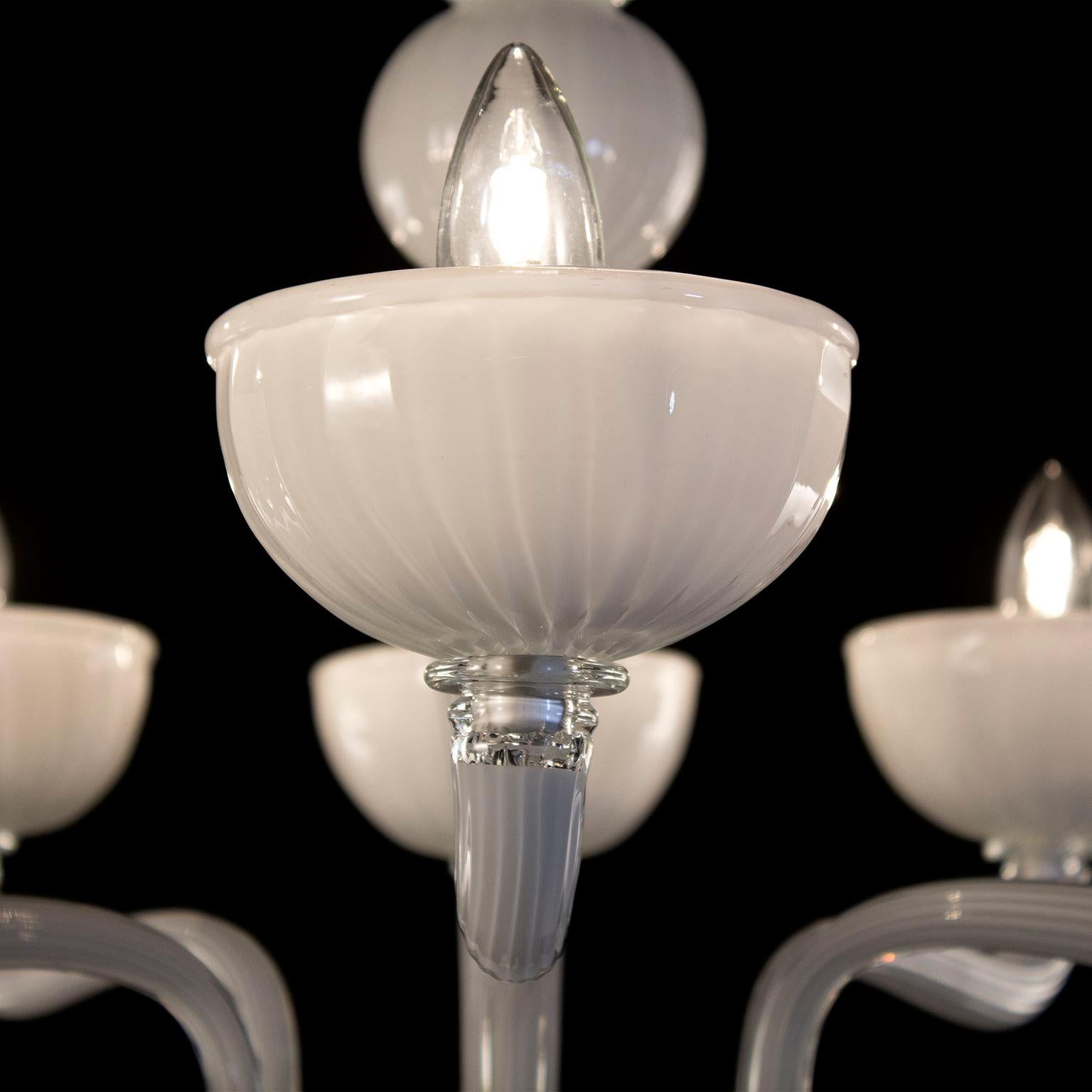 Lustre Edgar, 6 lumières, verre de Murano rigadin encastré blanc par Multiforme
Le lustre en verre de Murano Edgar est l'un des lustres de nos collections qui se distingue par ses formes harmonieuses et équilibrées. Nous avons conçu un lustre à la