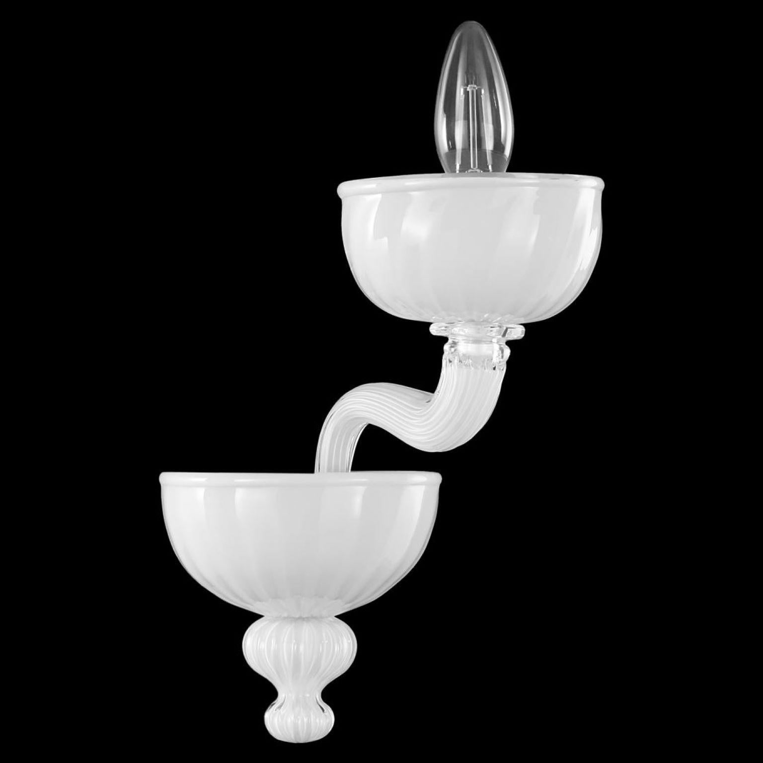 Rigadin sconce 1 arm white Murano glass by Multiforme
Edgar collection stands out thanks to its harmonious and balanced shapes. It has a clean structure, whose elements are perfectly proportioned.
All the elements that form either the sconces or the