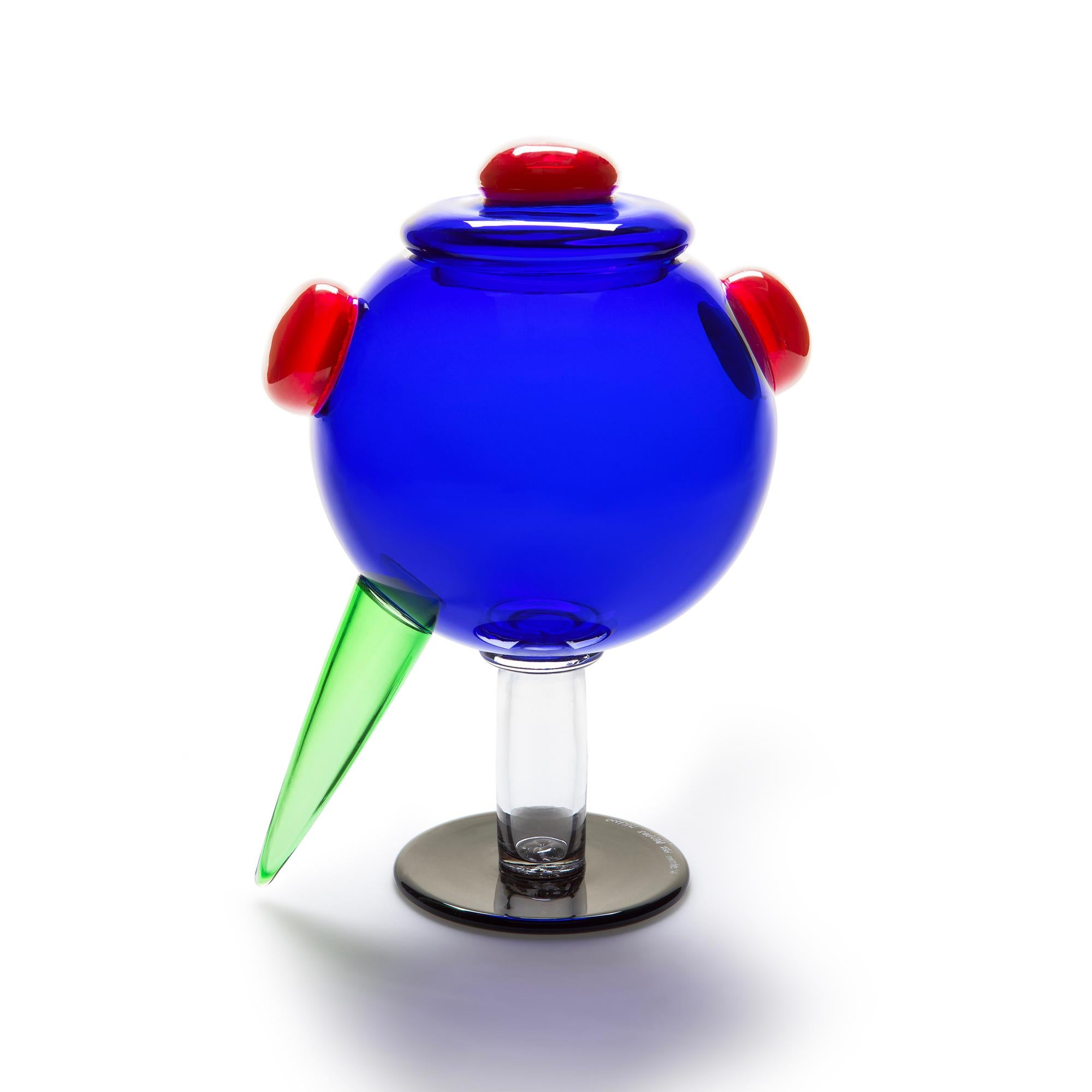 Le bol en verre Rigel a été conçu à l'origine par Marco Zanini en 1982. La pièce comprend des verres bleu, noir, vert, rouge et transparent avec un couvercle et une tige. Signé sur la base, pour plus d'informations, voir les informations sur