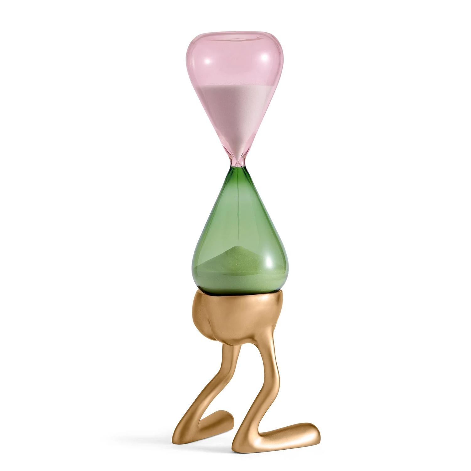 Hourglass right foot in glass in green and
clear pink finish. With natural white sand.
With solid brass base.