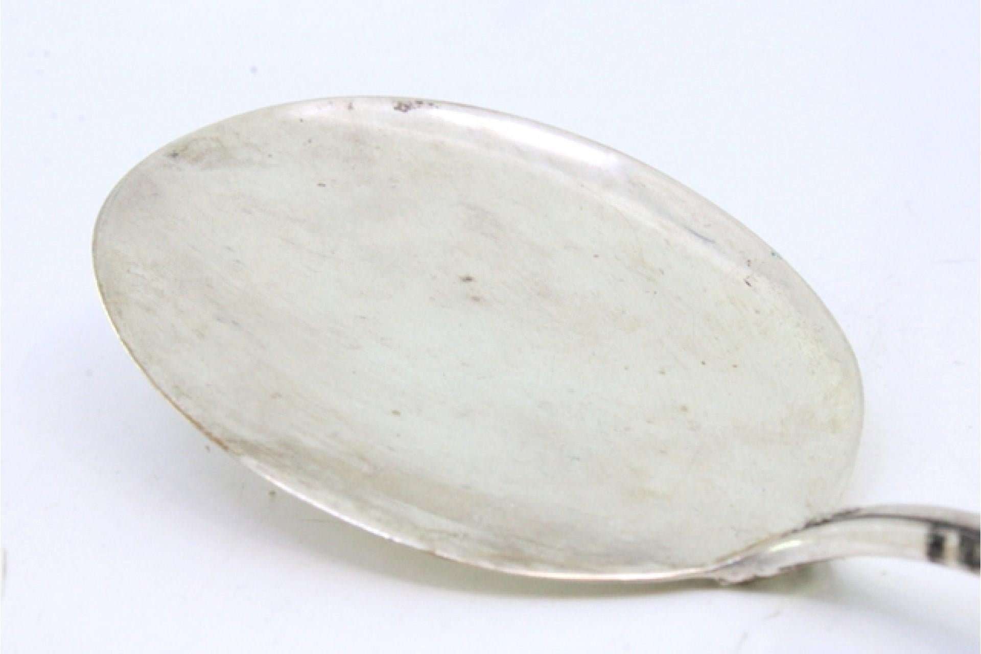 Right-handed silver ice cream scoop with grooved handle and monogram siglo XX en venta