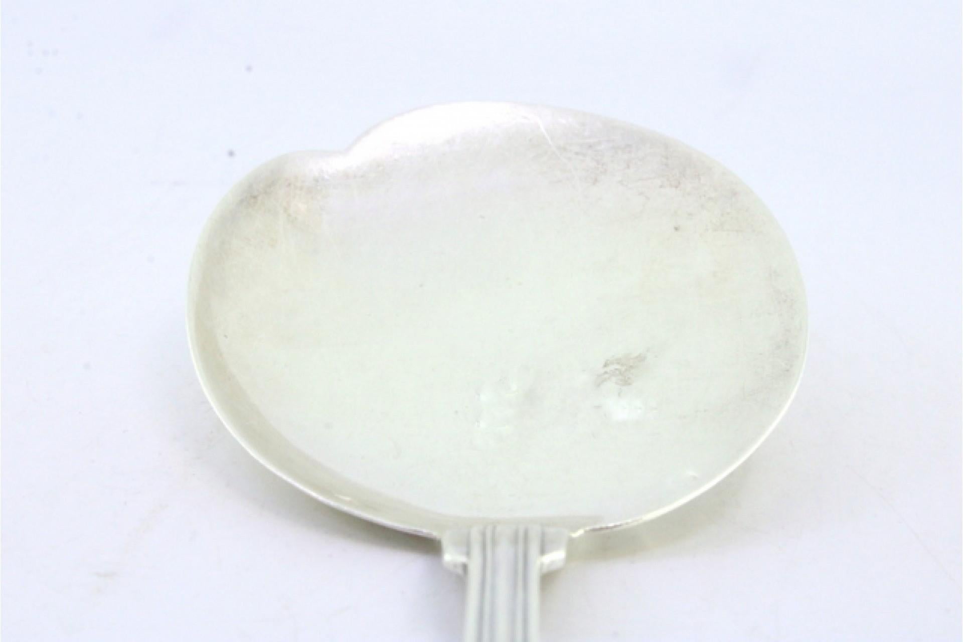 19th Century Right-handed silver ice cream scoop with grooves along the handle For Sale