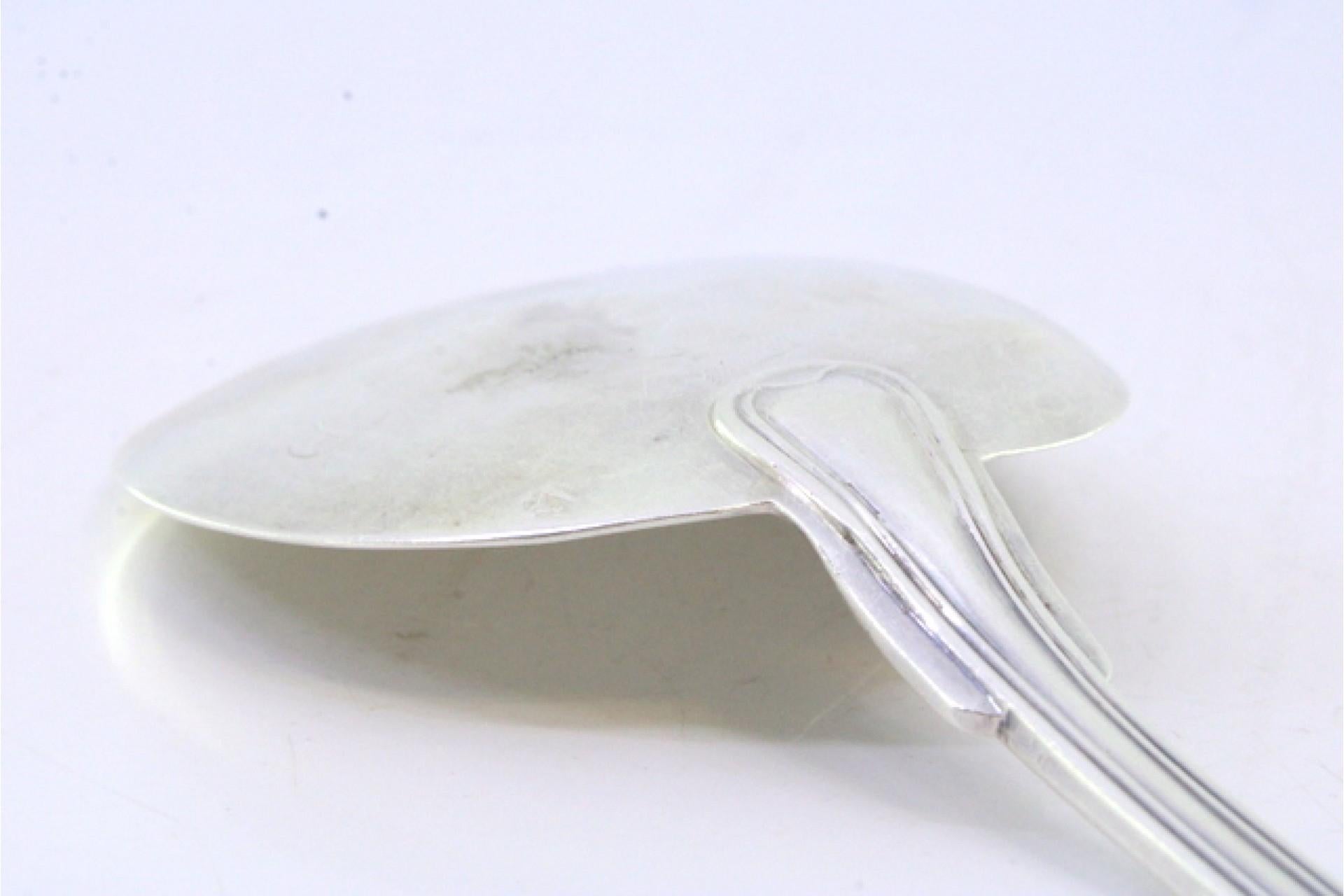 Right-handed silver ice cream scoop with grooves along the handle For Sale 1