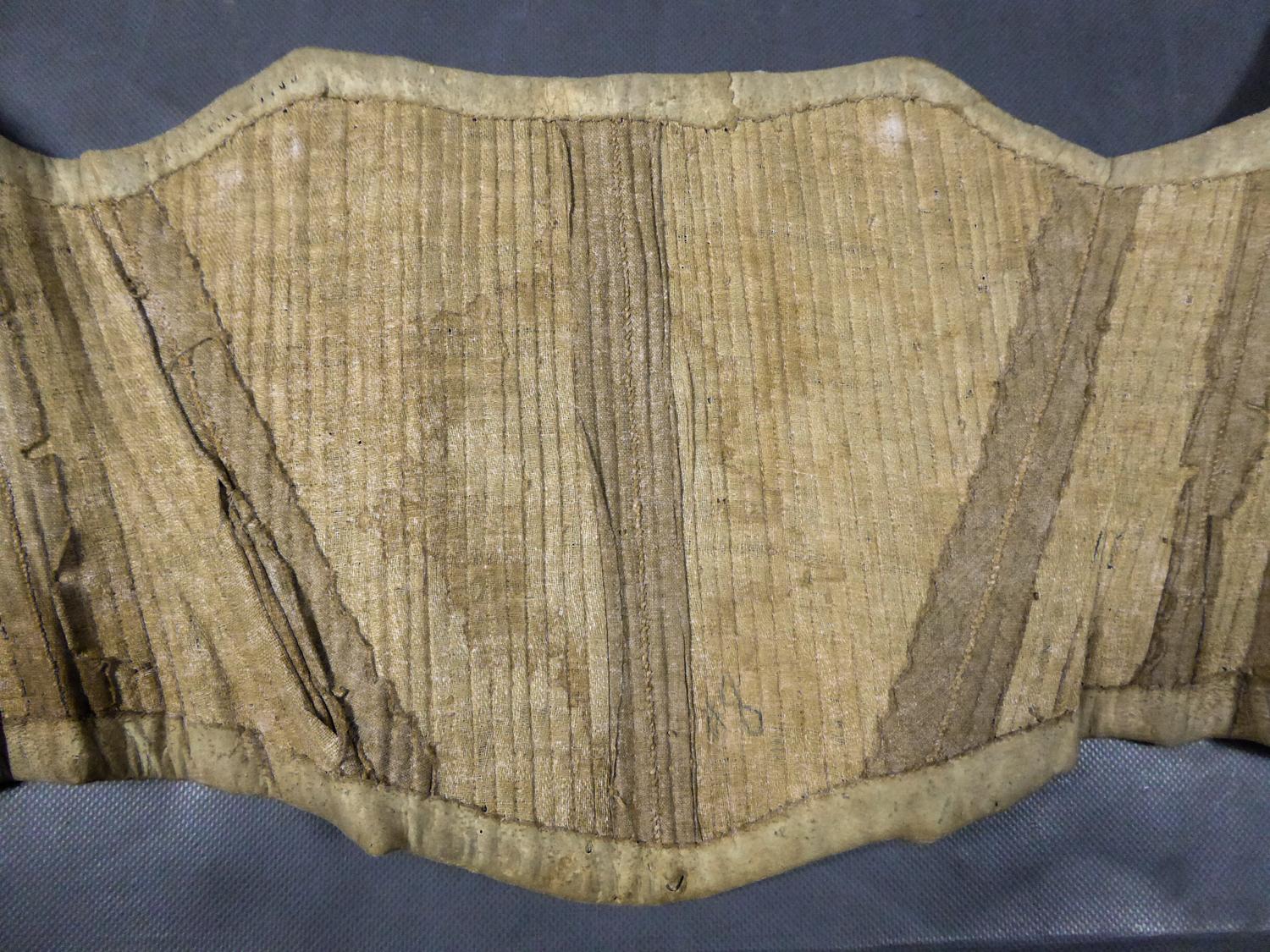 Rigid 18th Century Whale Boned Linen Bodice Circa 1730 In Good Condition In Toulon, FR
