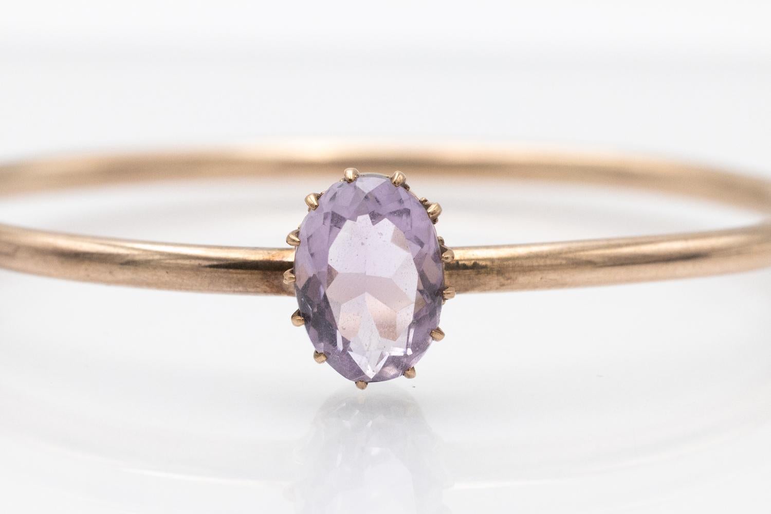 Starres Metallarmband, verziert mit einem 13,25 mm x 9,31 mm großen Amethyst (ca. 3 ct. Amethyst)

Armband aus unedlem Metall.

Herkunft: wahrscheinlich Skandinavien, erste Hälfte des 20. Jahrhunderts

Gewicht des Produkts: 8,5 g

Innere