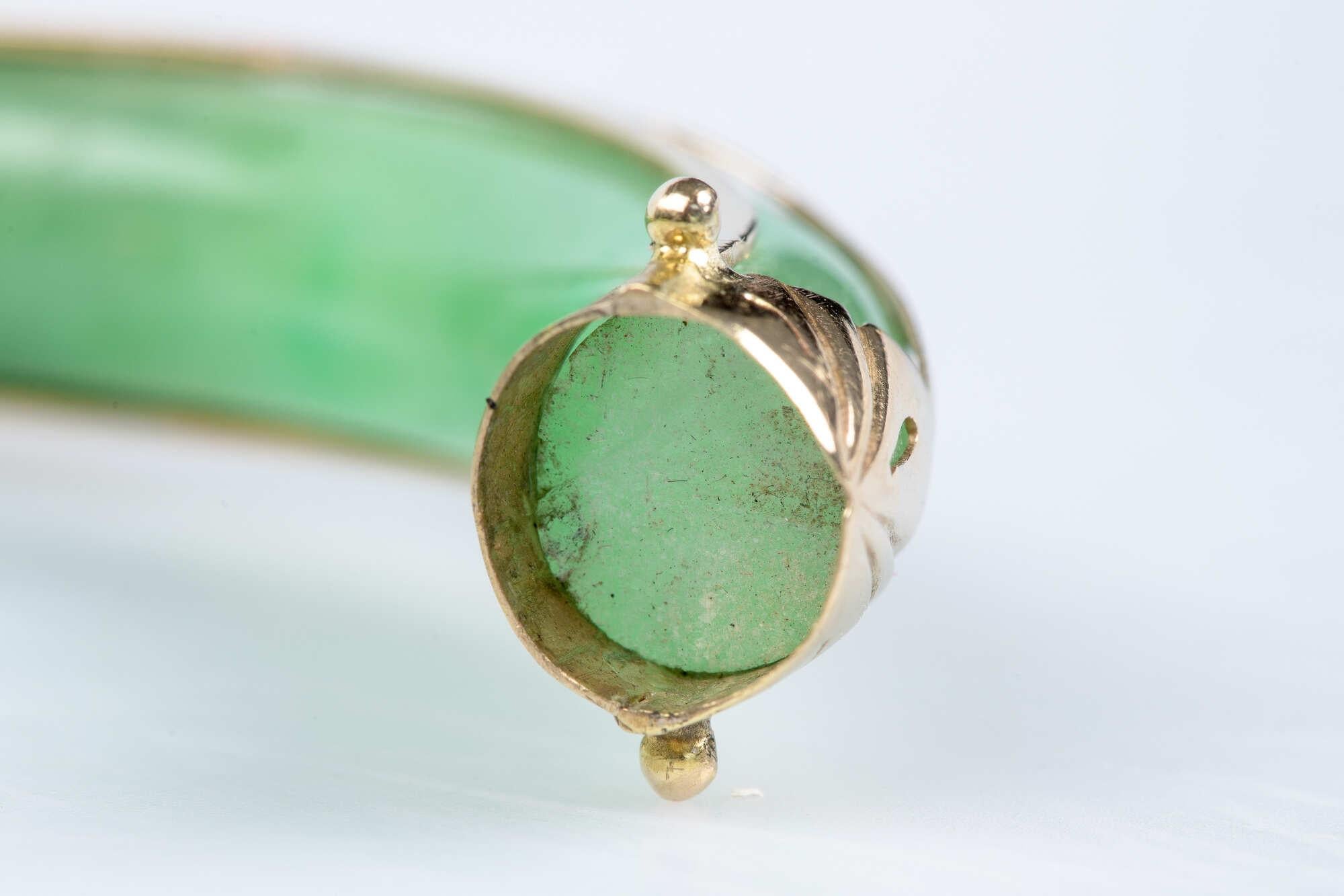 Bracelet jonc rigide en jade avec décorations en or jaune 9 carats en vente 6