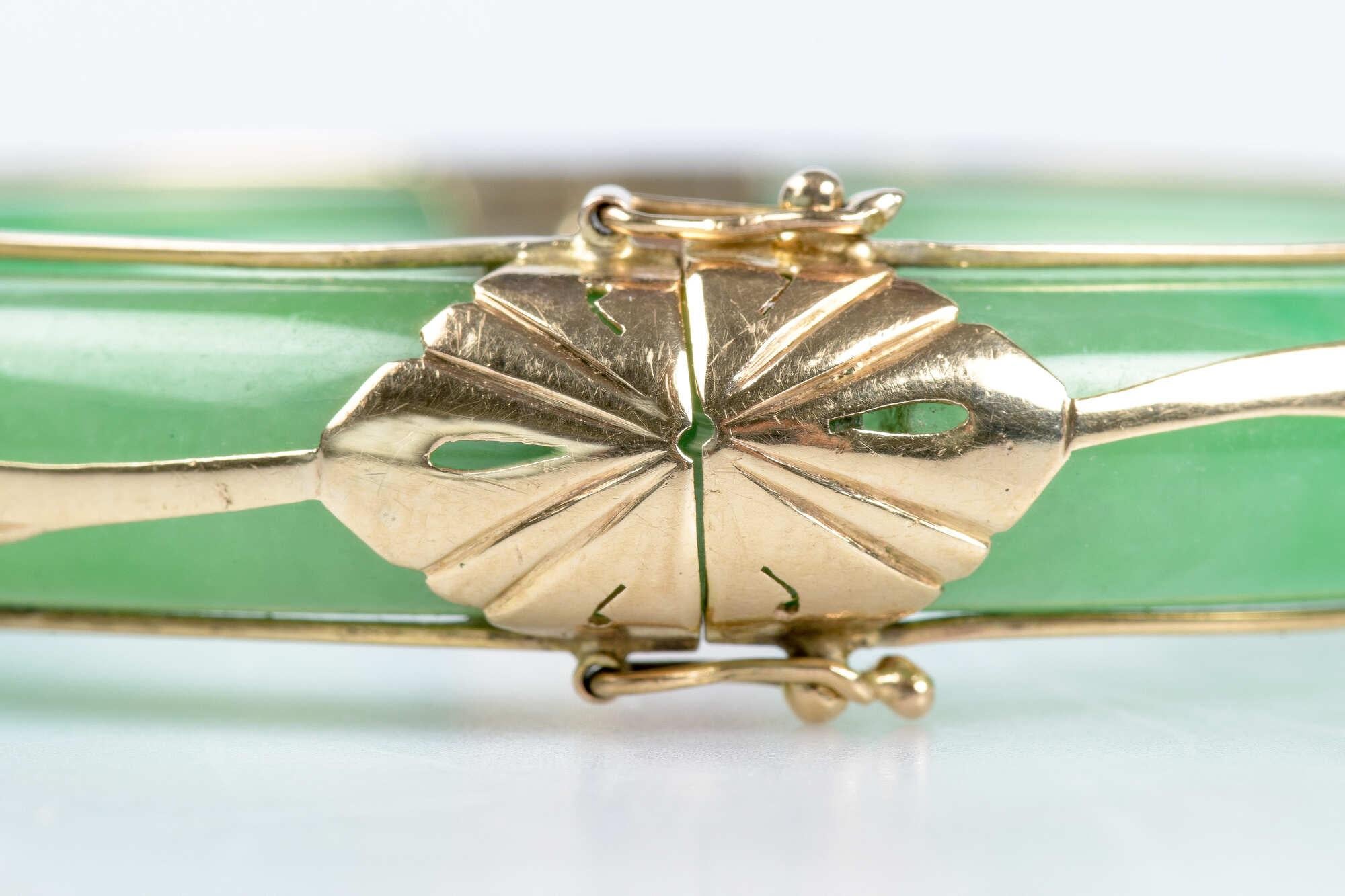 Bracelet jonc rigide en jade avec décorations en or jaune 9 carats en vente 7