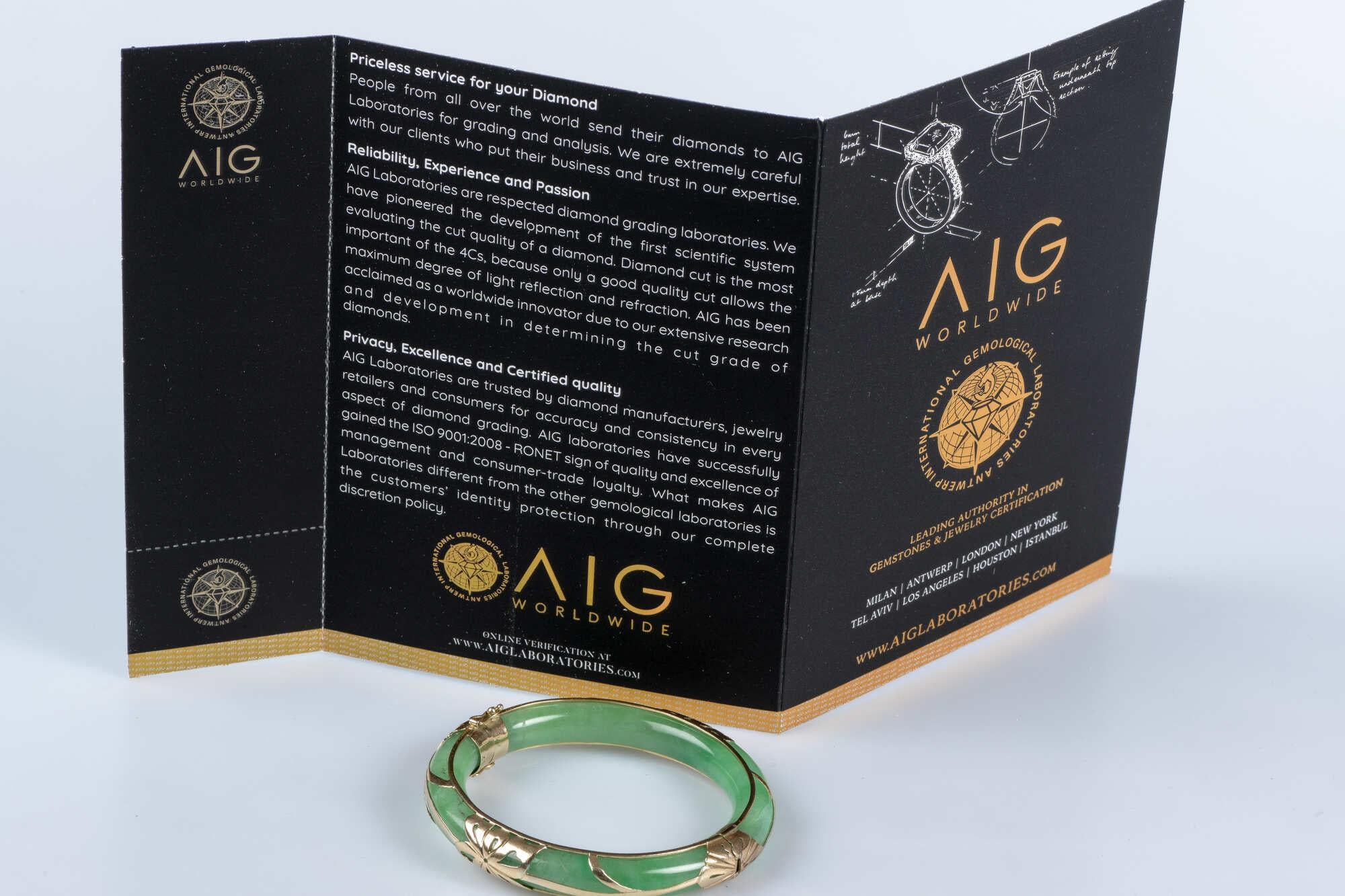 Bracelet jonc rigide en jade avec décorations en or jaune 9 carats en vente 9