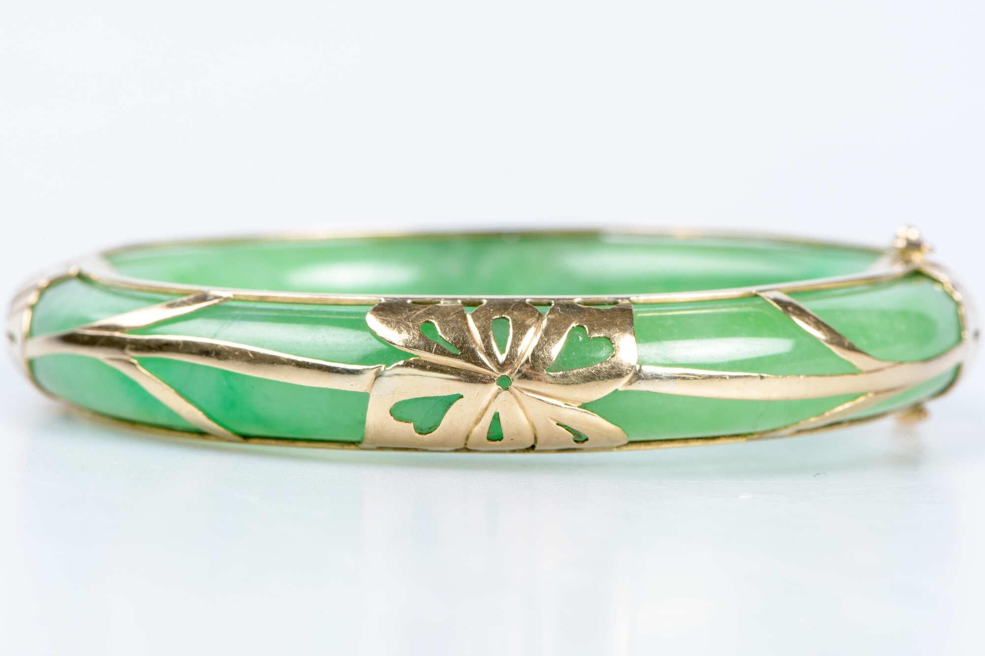 Uncut Rigid jade bangle bracelet with 9 carat yellow gold decorations For Sale