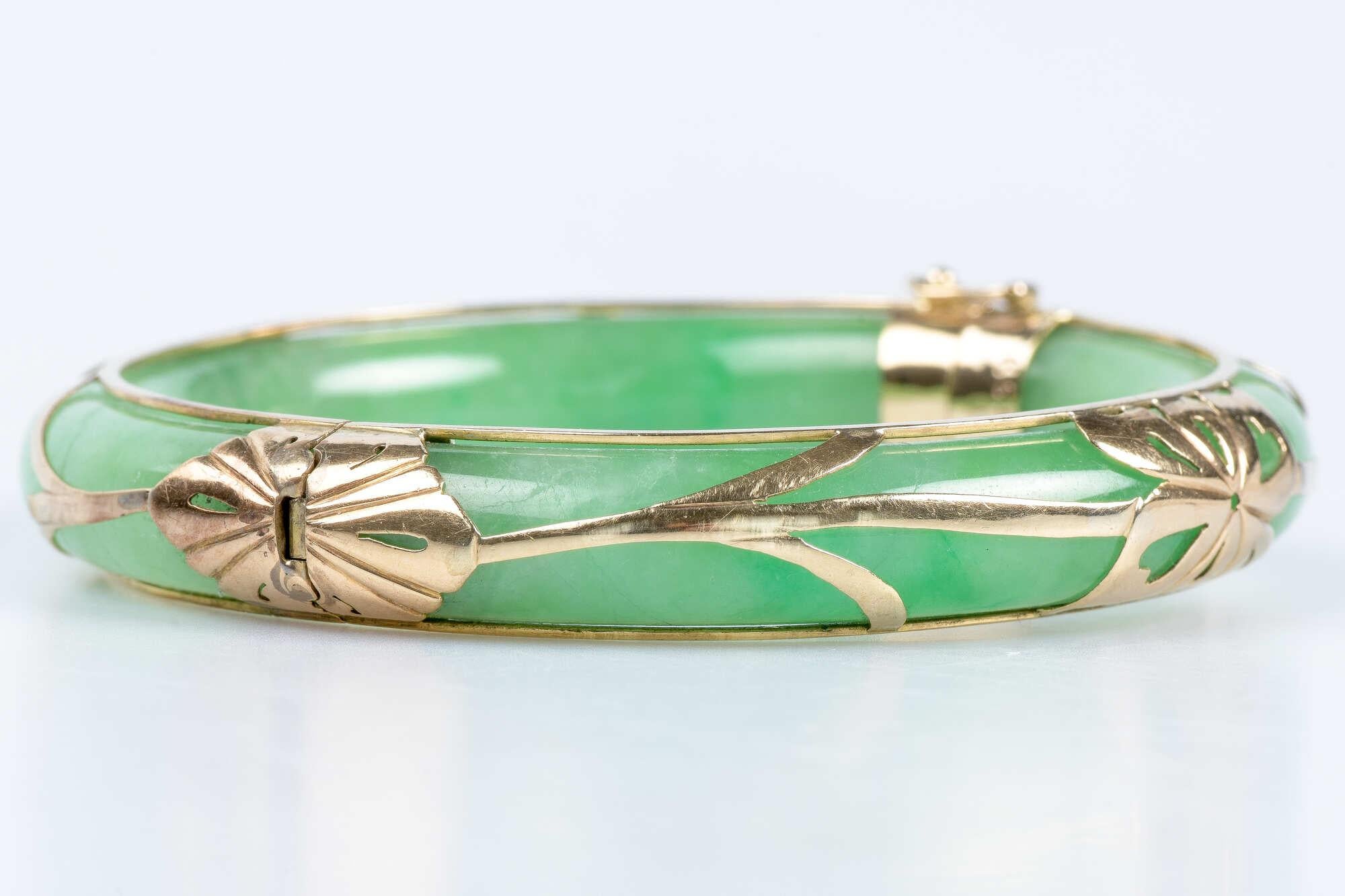 Rigid jade bangle bracelet with 9 carat yellow gold decorations In Excellent Condition For Sale In Monte-Carlo, MC