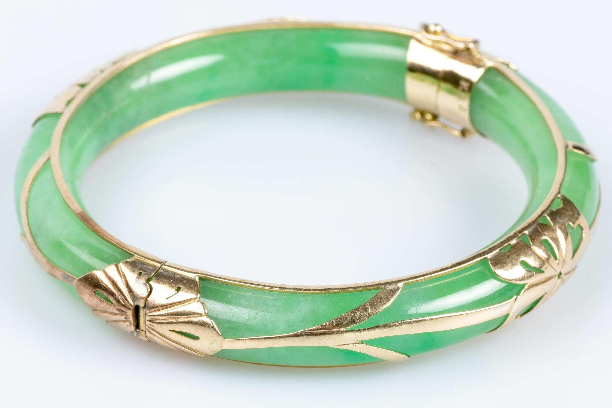 Bracelet jonc rigide en jade avec décorations en or jaune 9 carats Pour femmes en vente