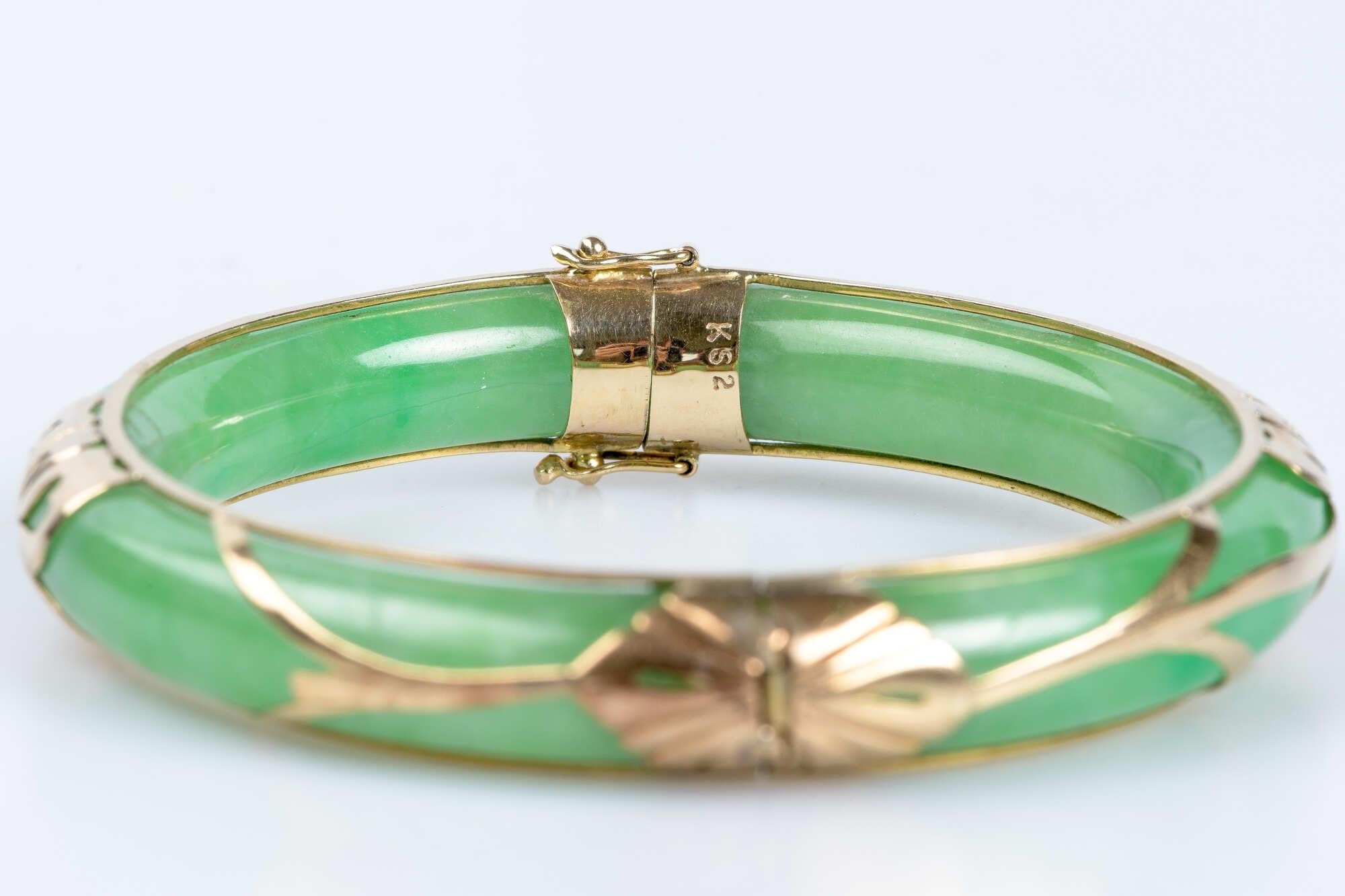 Rigid jade bangle bracelet with 9 carat yellow gold decorations For Sale 1