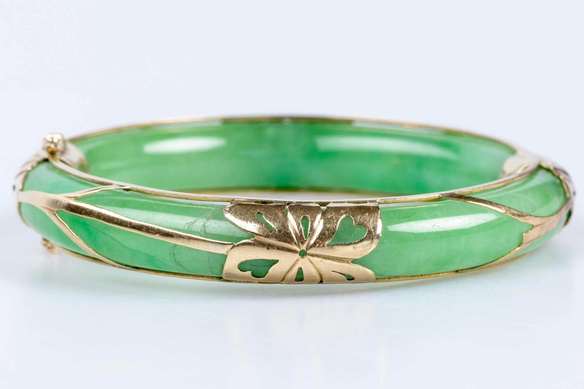 Rigid jade bangle bracelet with 9 carat yellow gold decorations For Sale 2