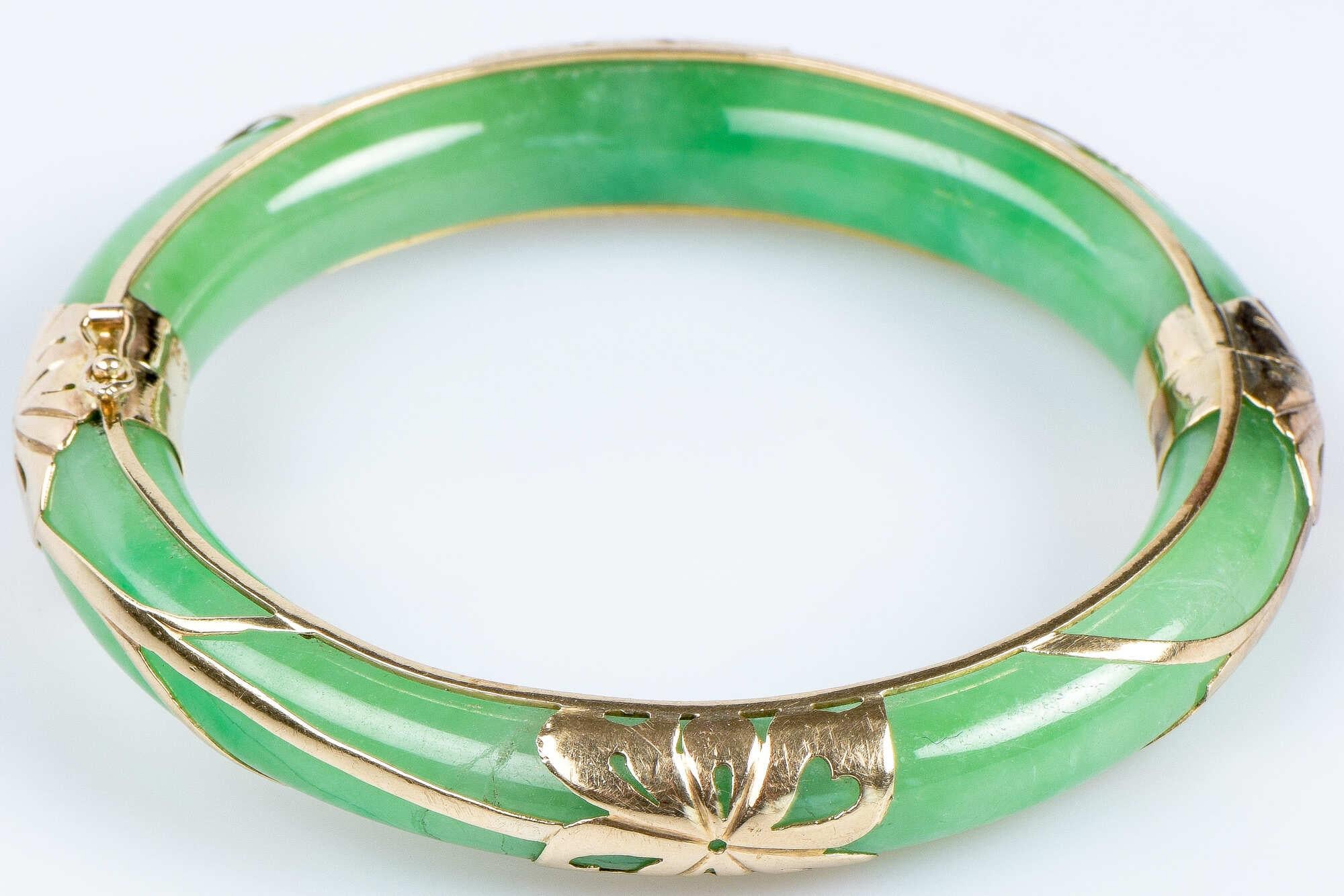 Rigid jade bangle bracelet with 9 carat yellow gold decorations For Sale 3