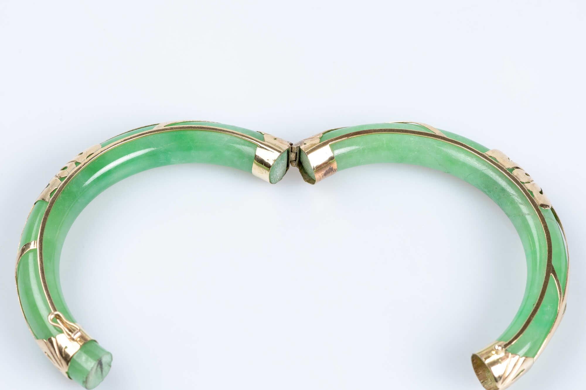 Rigid jade bangle bracelet with 9 carat yellow gold decorations For Sale 4