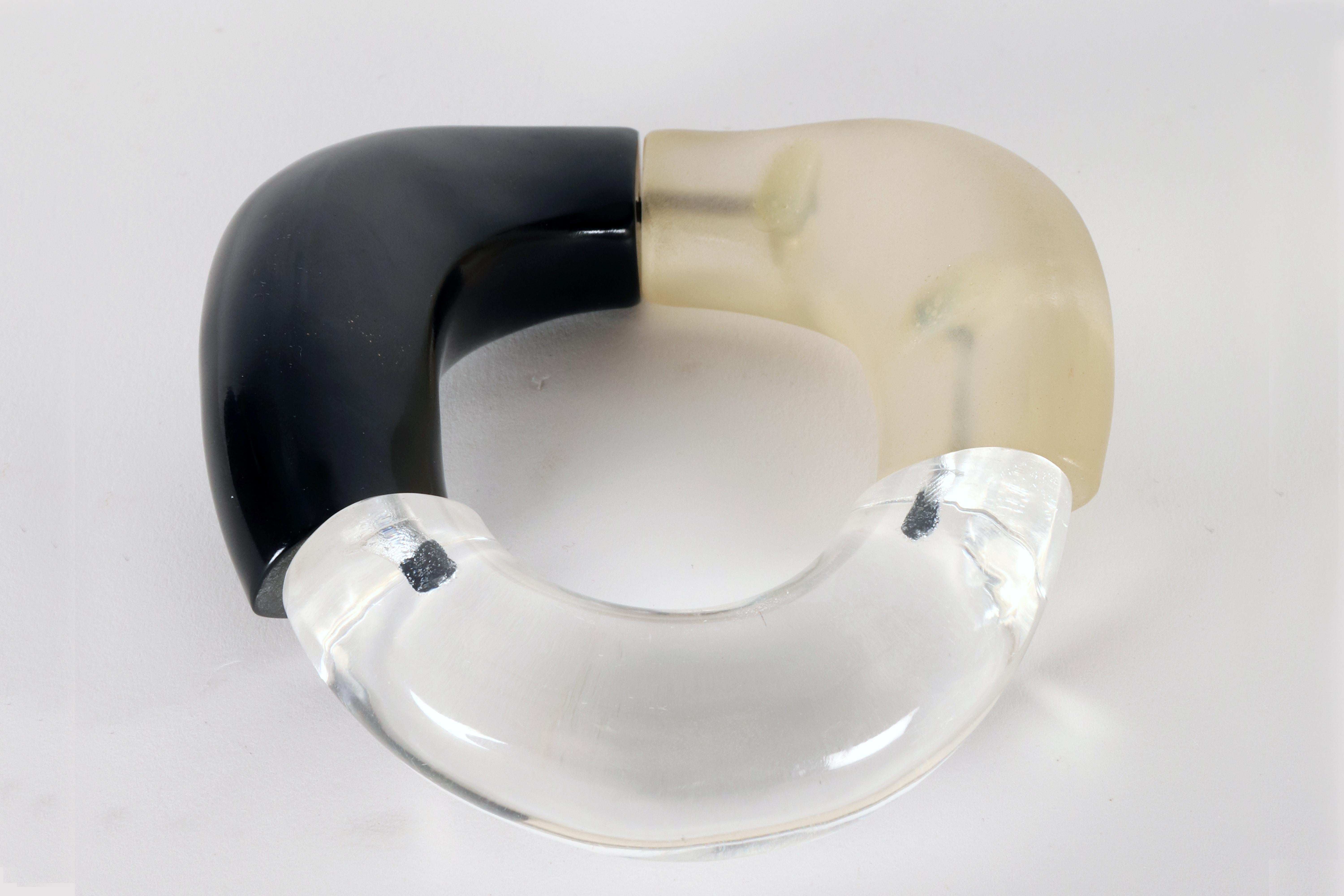 Bracciale di bigiotteria in lucite rigida di Trifari, USA, anni '50. in vendita 5