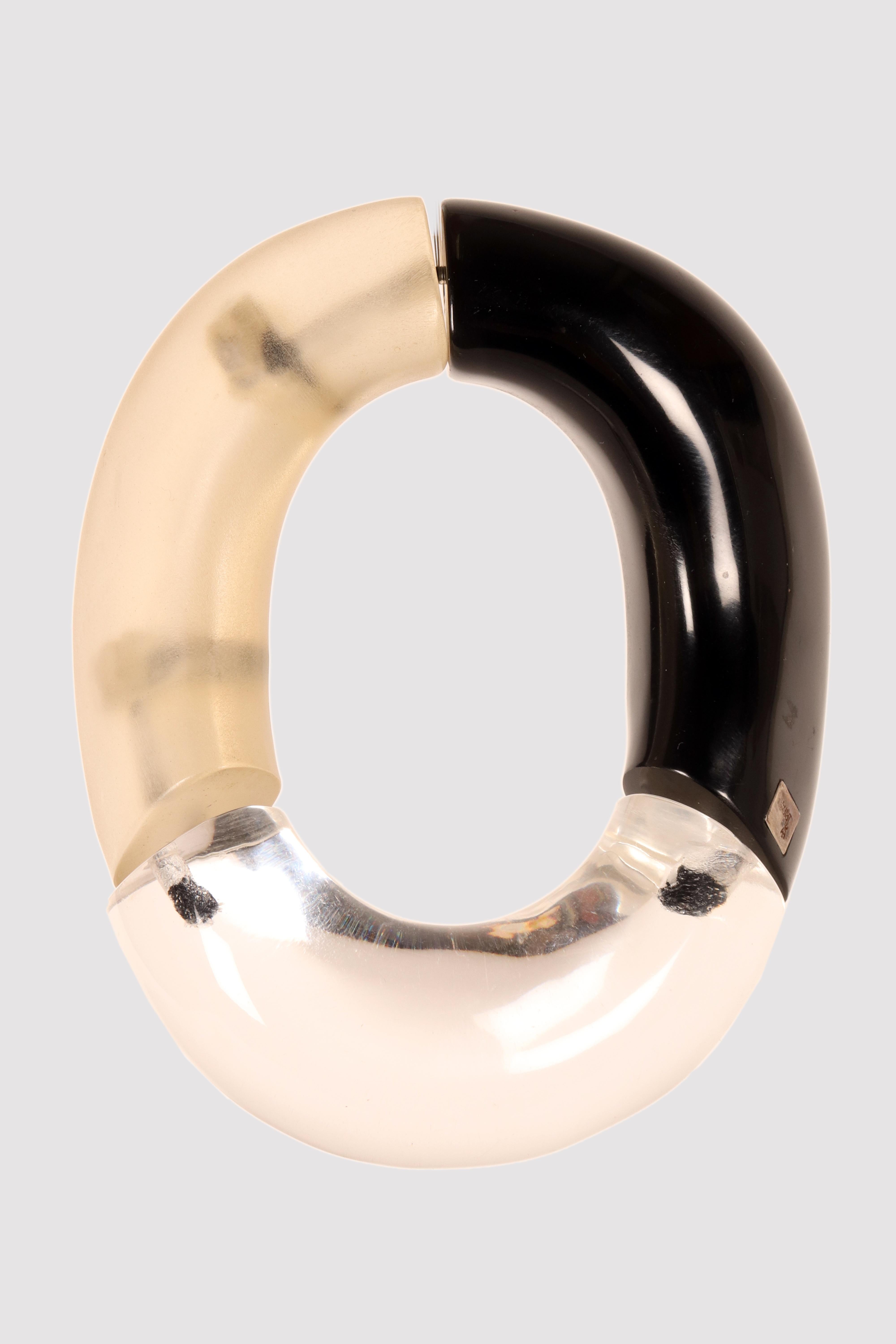 Bracciale rigido di bigiotteria, composto da tre pezzi separati in lucite trasparente, lucite satinata e lucite nera, uniti da un elastico interno. Marchio di fabbrica TRIFARI in argento sterling. USA, anni '50.