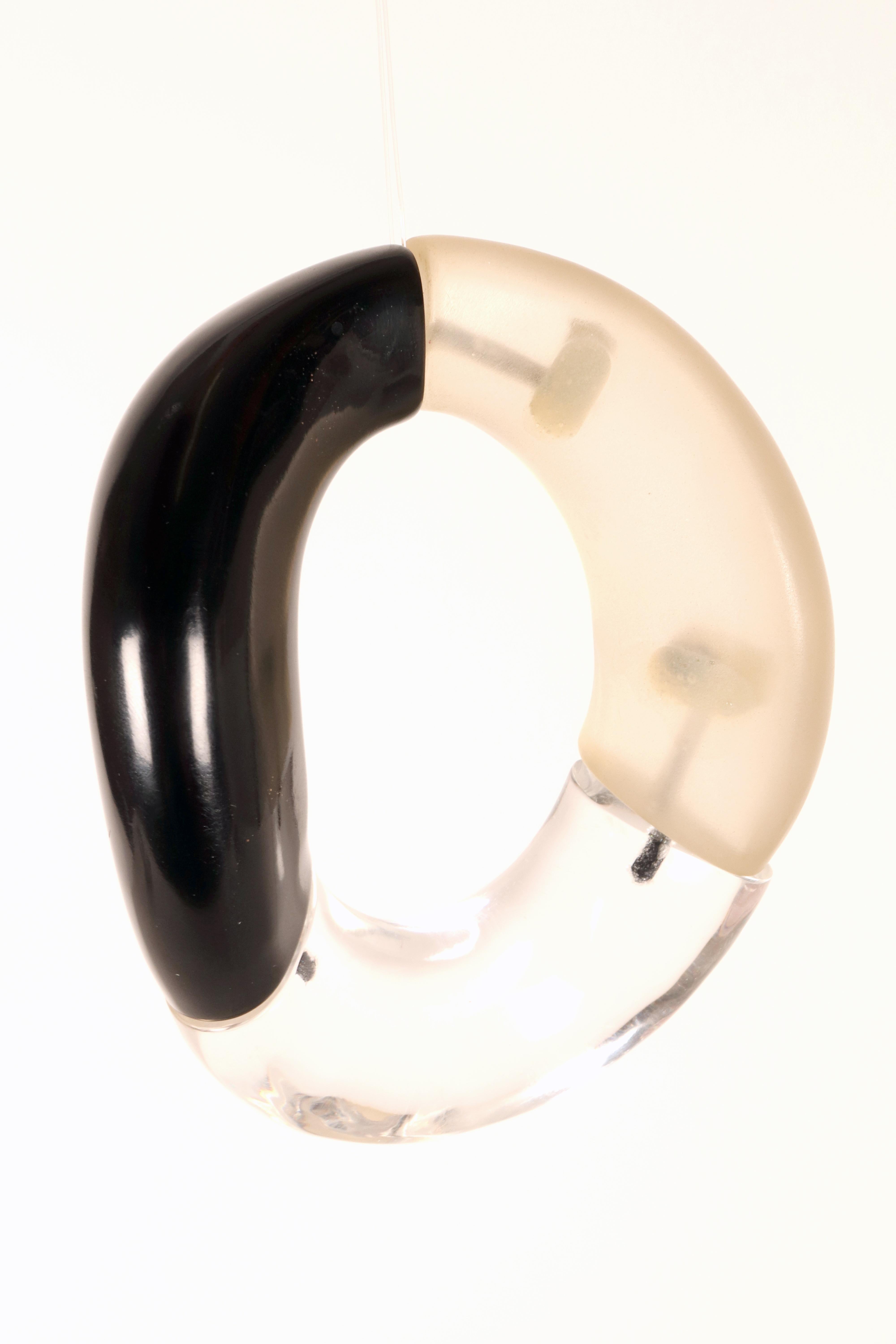 Bracciale di bigiotteria in lucite rigida di Trifari, USA, anni '50. In condizioni buone in vendita a Milan, IT