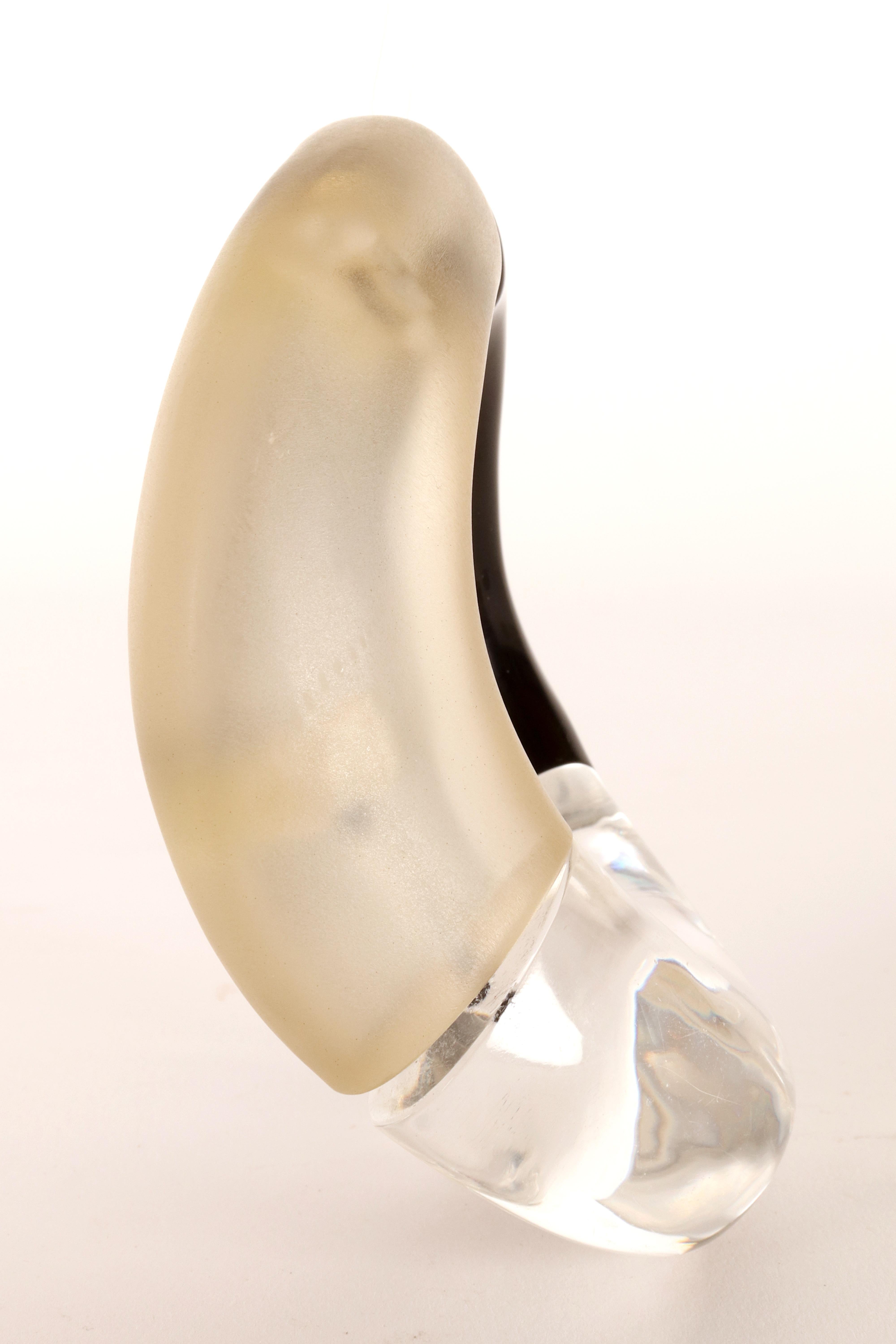 Lucite Bracciale di bigiotteria in lucite rigida di Trifari, USA, anni '50. in vendita