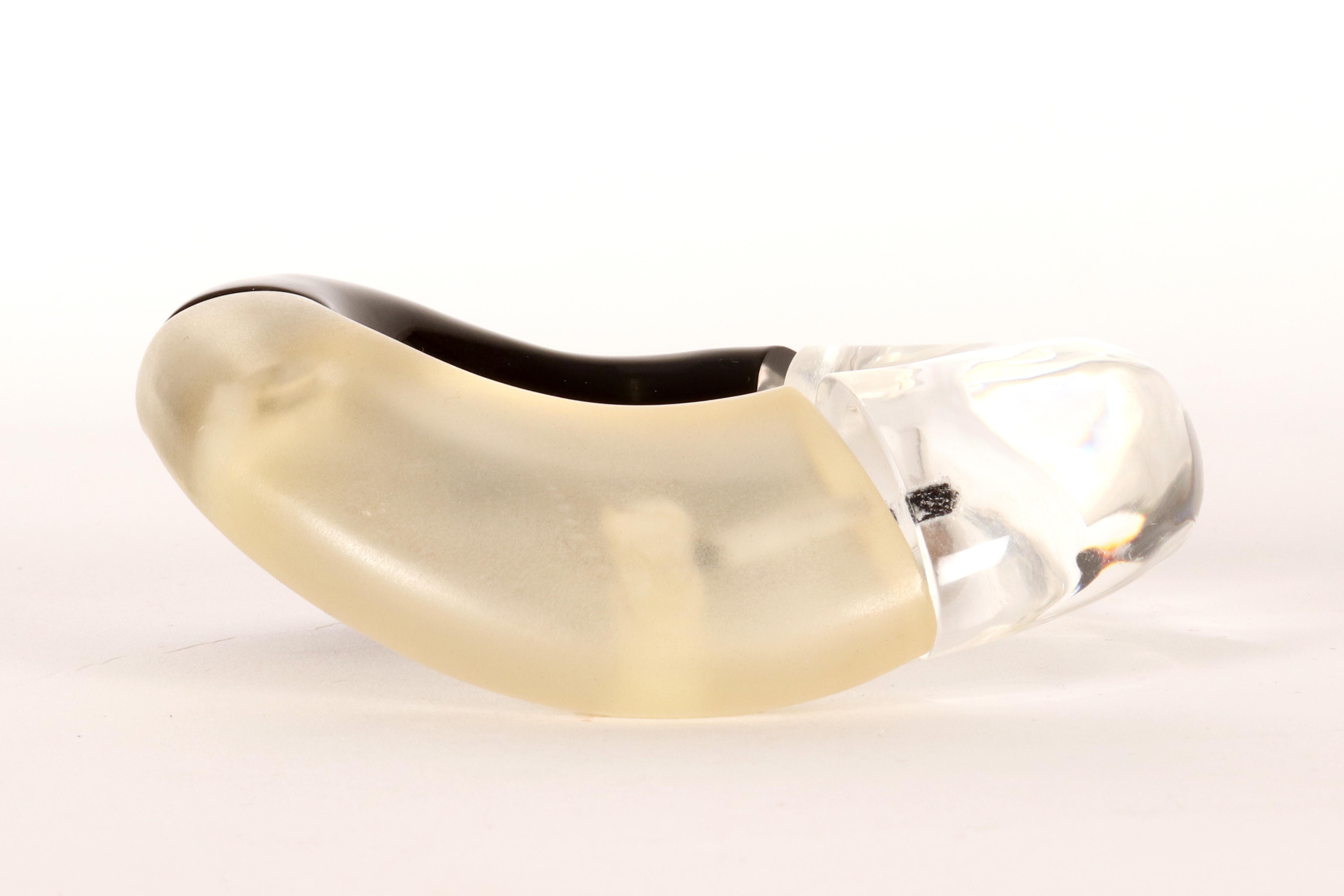 Bracciale di bigiotteria in lucite rigida di Trifari, USA, anni '50. in vendita 1