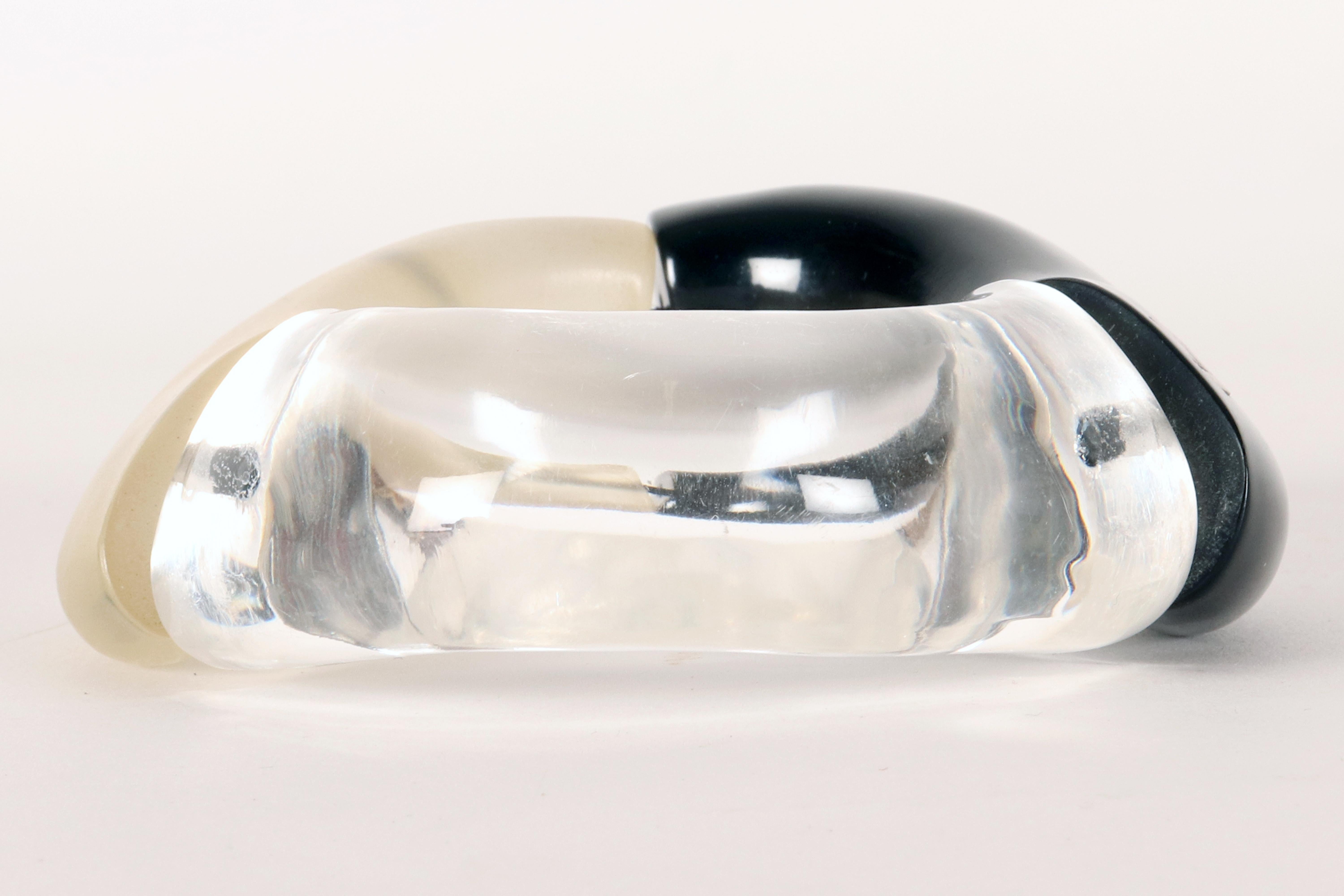 Bracciale di bigiotteria in lucite rigida di Trifari, USA, anni '50. in vendita 2