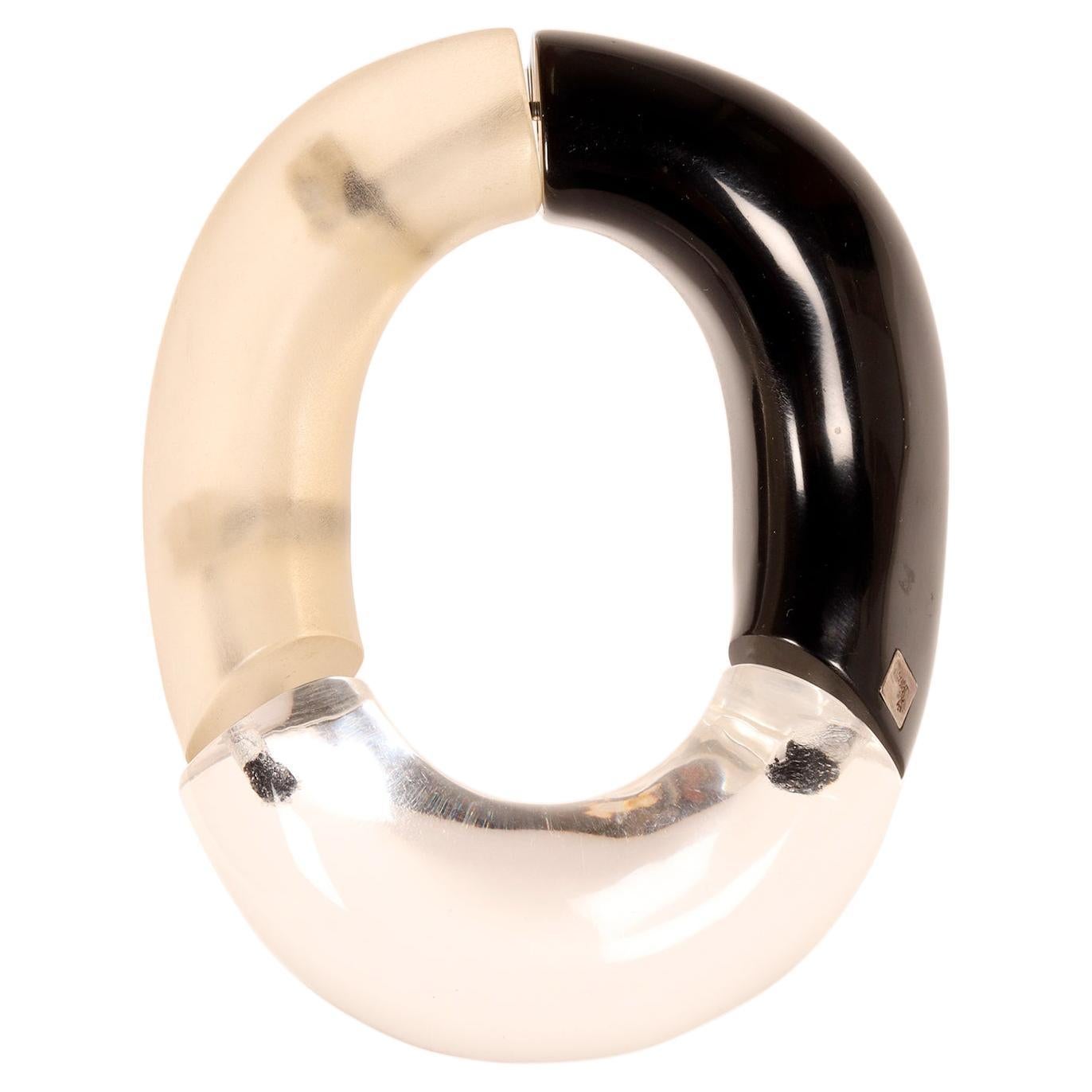 Bracelet de bijou fantaisie en Lucite rigide par Trifari, États-Unis, années 1950.